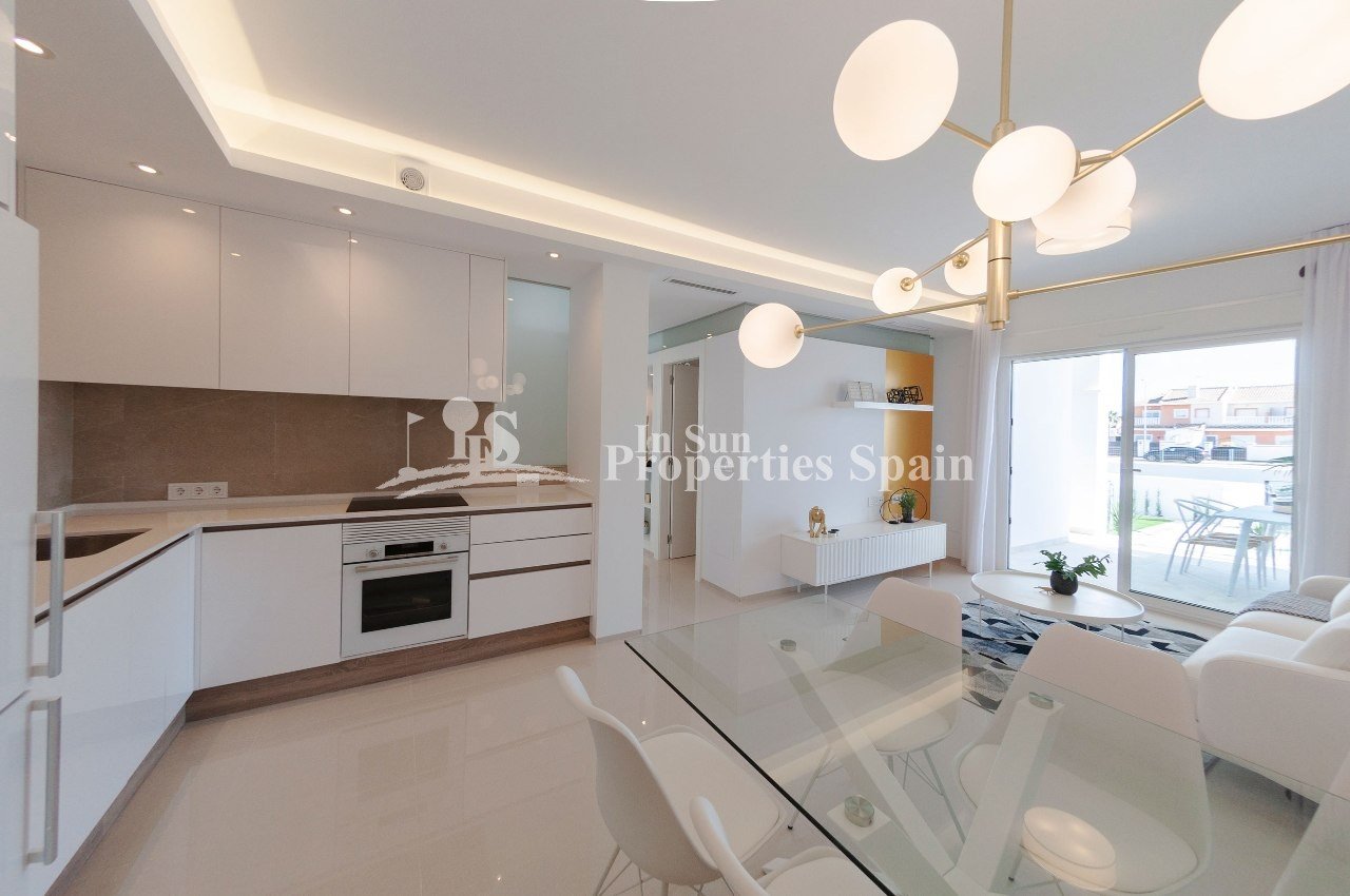 
												WUNDERVOLLES APARTMENT IN DOÑA PEPA, CIUDAD QUESADA - mit privatem Garten und Gemeinschaftspool.

Diese 95m2 Erdgeschoss-Wohnung besteht 