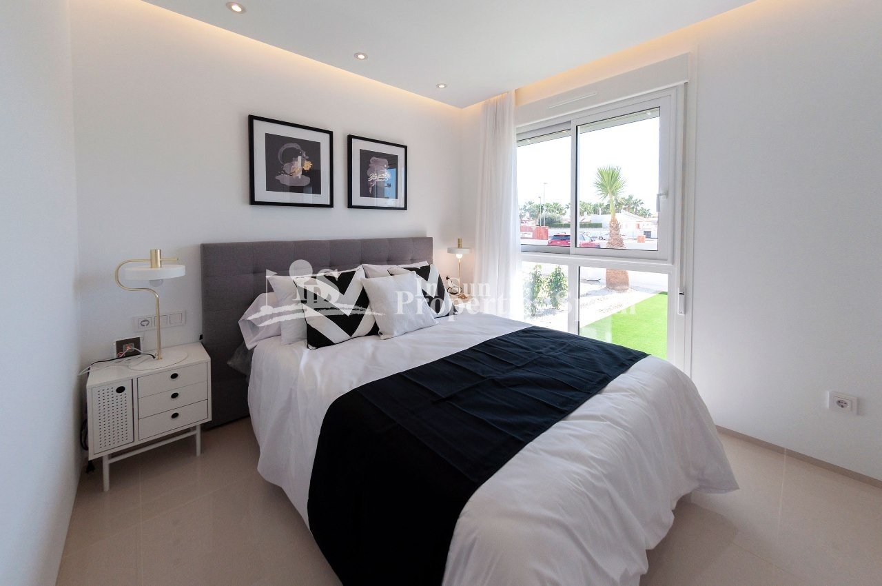 
												WUNDERVOLLES APARTMENT IN DOÑA PEPA, CIUDAD QUESADA - mit privatem Garten und Gemeinschaftspool.

Diese 95m2 Erdgeschoss-Wohnung besteht 