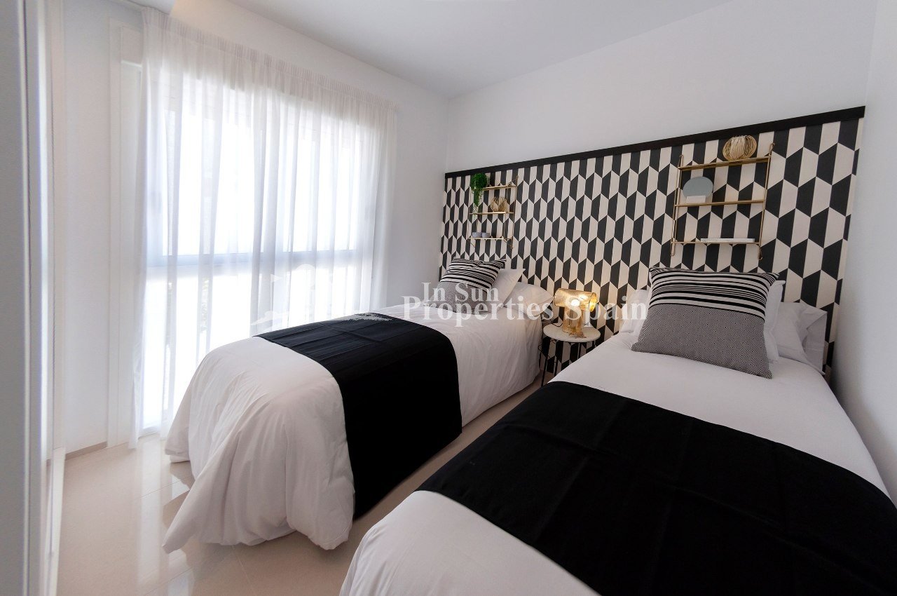 
												WUNDERVOLLES APARTMENT IN DOÑA PEPA, CIUDAD QUESADA - mit privatem Garten und Gemeinschaftspool.

Diese 95m2 Erdgeschoss-Wohnung besteht 