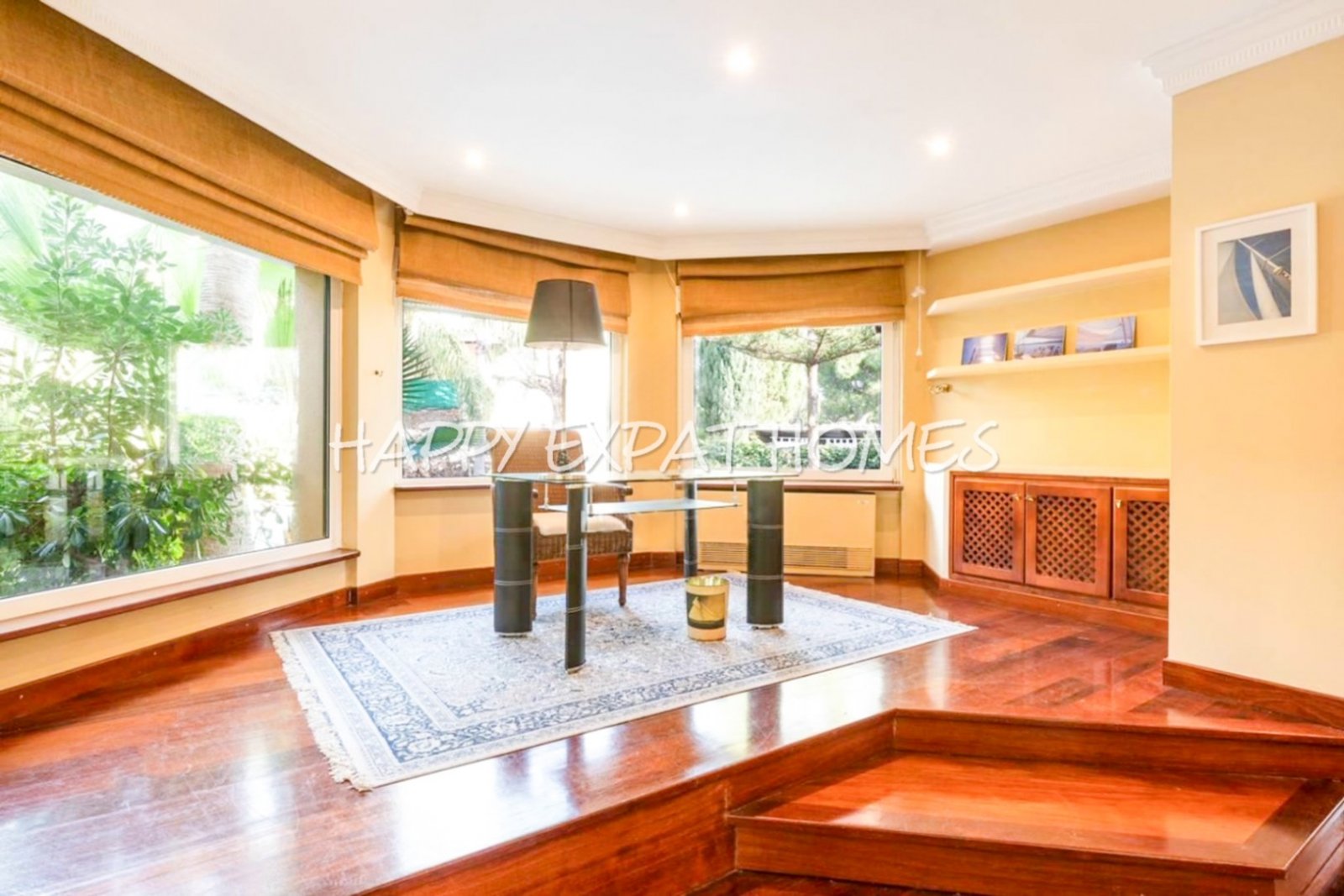 Exquisite modern-klassische Residenz mit Touristenlizenz, Energieausweis B und besonderen Merkmalen, die von David Marshall entworfen wurden, alle mit