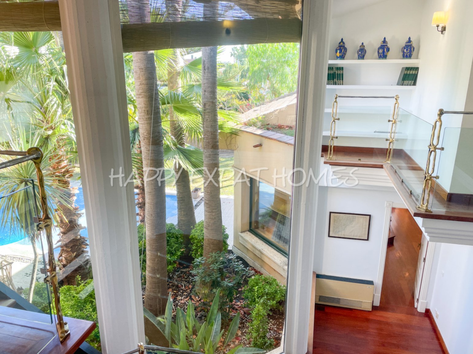 Exquisite modern-klassische Residenz mit Touristenlizenz, Energieausweis B und besonderen Merkmalen, die von David Marshall entworfen wurden, alle mit