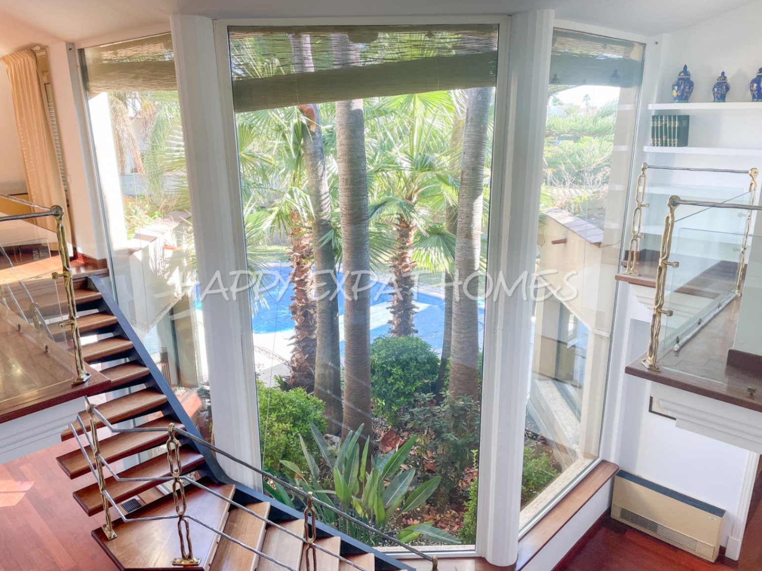 Exquisite modern-klassische Residenz mit Touristenlizenz, Energieausweis B und besonderen Merkmalen, die von David Marshall entworfen wurden, alle mit