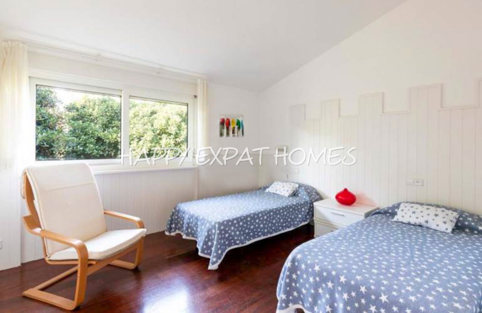 Exquisite modern-klassische Residenz mit Touristenlizenz, Energieausweis B und besonderen Merkmalen, die von David Marshall entworfen wurden, alle mit