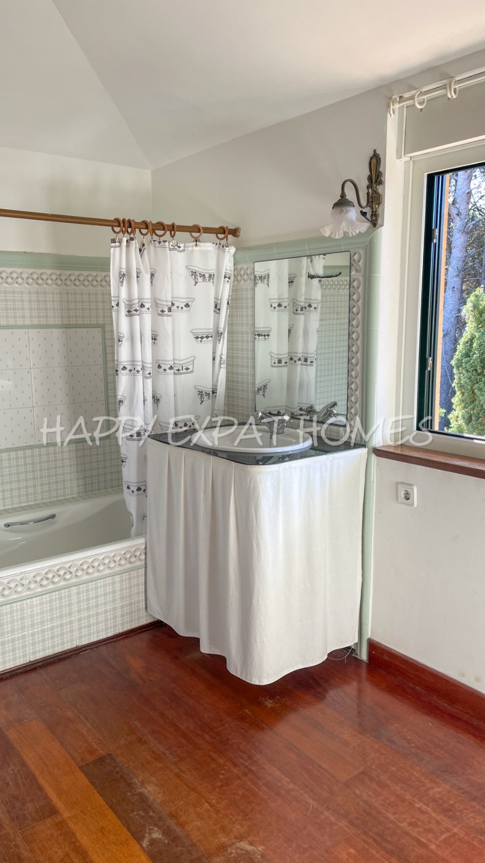 Exquisite modern-klassische Residenz mit Touristenlizenz, Energieausweis B und besonderen Merkmalen, die von David Marshall entworfen wurden, alle mit