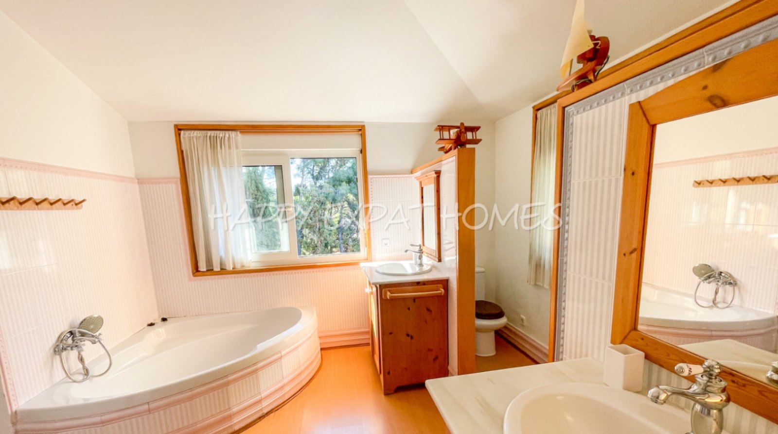 Exquisite modern-klassische Residenz mit Touristenlizenz, Energieausweis B und besonderen Merkmalen, die von David Marshall entworfen wurden, alle mit