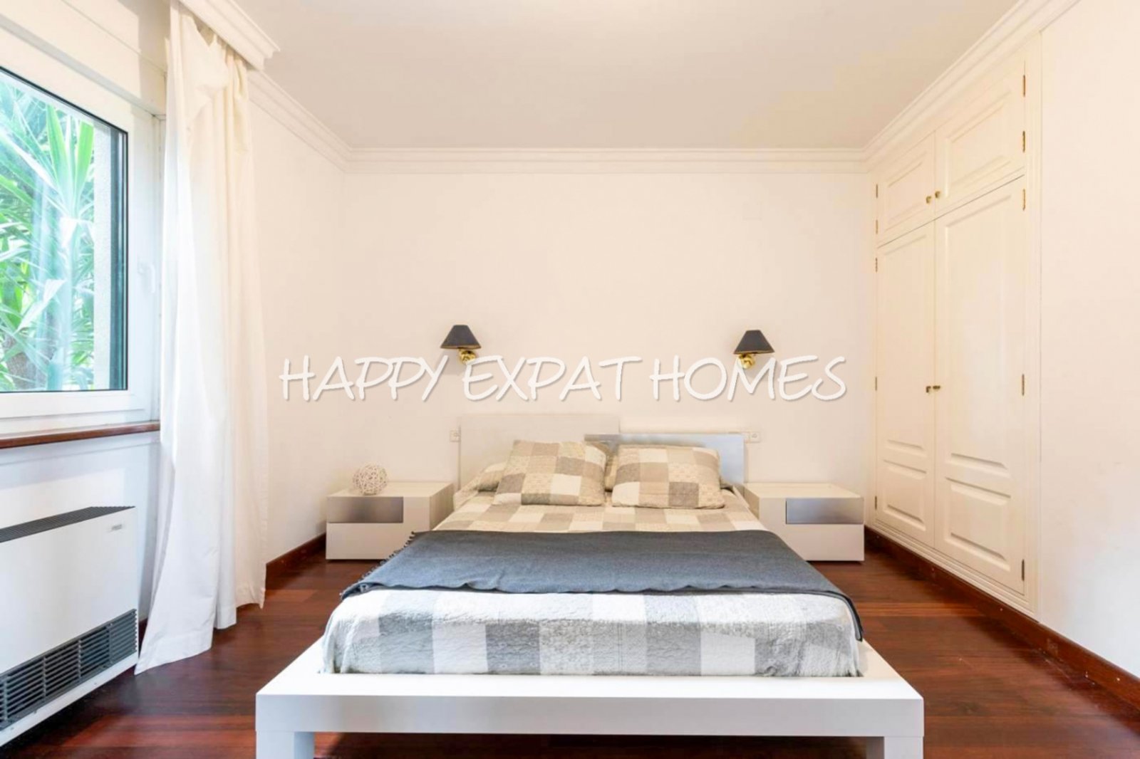 Exquisite modern-klassische Residenz mit Touristenlizenz, Energieausweis B und besonderen Merkmalen, die von David Marshall entworfen wurden, alle mit