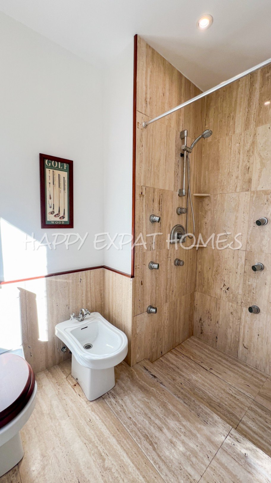 Exquisite modern-klassische Residenz mit Touristenlizenz, Energieausweis B und besonderen Merkmalen, die von David Marshall entworfen wurden, alle mit