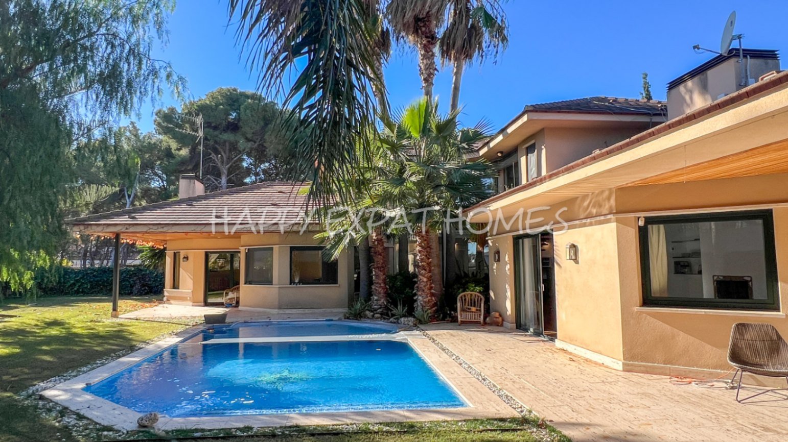 Exquisite modern-klassische Residenz mit Touristenlizenz, Energieausweis B und besonderen Merkmalen, die von David Marshall entworfen wurden, alle mit