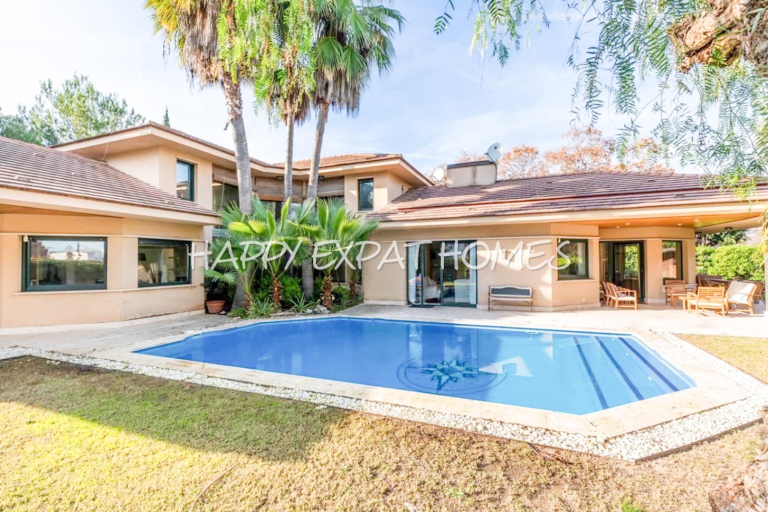 Exquisite modern-klassische Residenz mit Touristenlizenz, Energieausweis B und besonderen Merkmalen, die von David Marshall entworfen wurden, alle mit