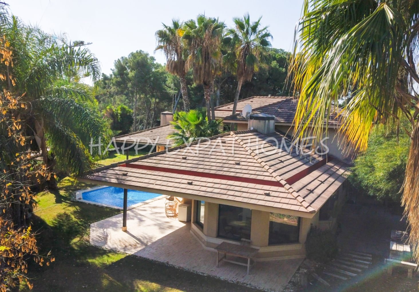 Exquisite modern-klassische Residenz mit Touristenlizenz, Energieausweis B und besonderen Merkmalen, die von David Marshall entworfen wurden, alle mit