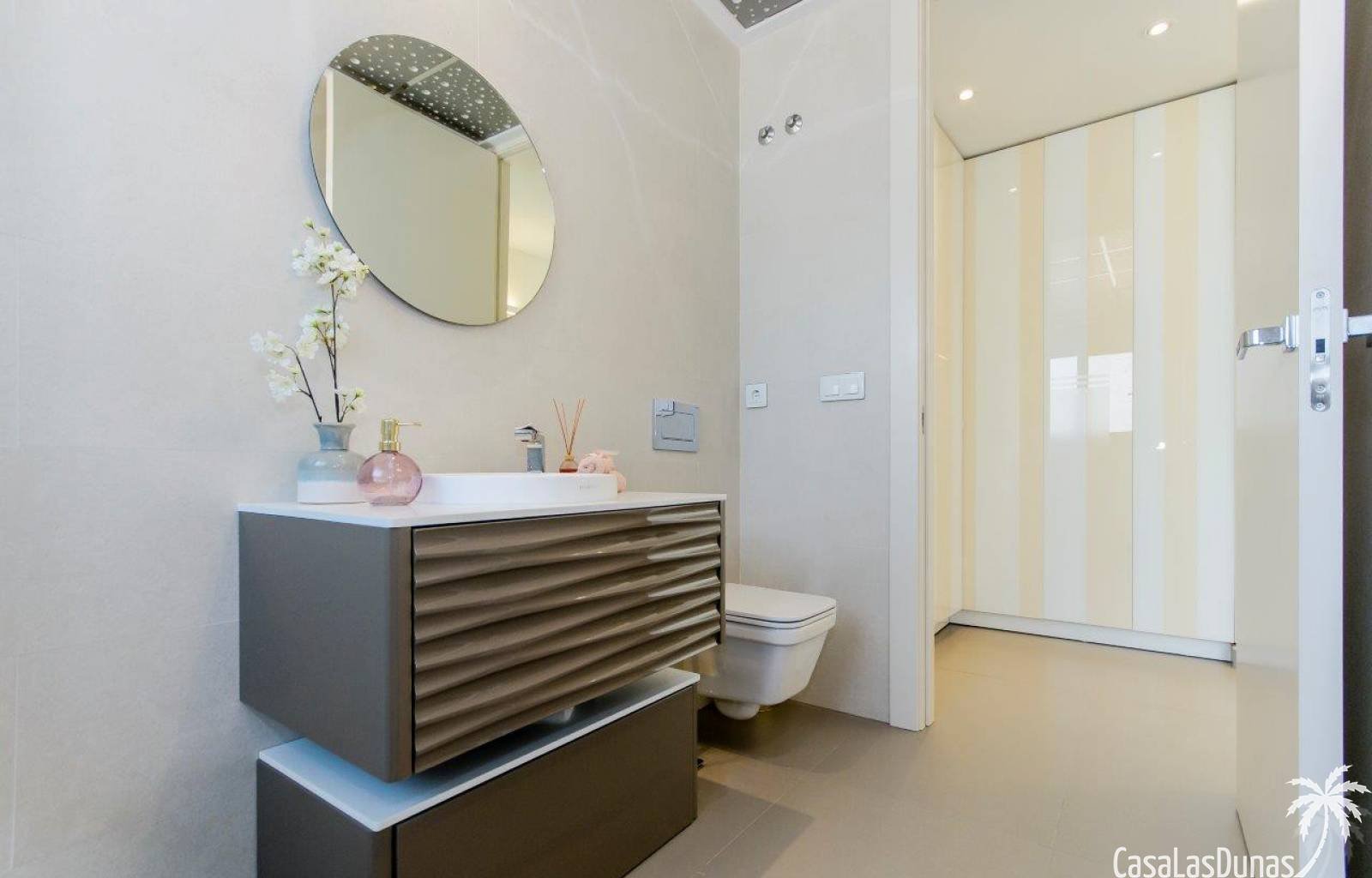  Eine Traumvilla in Traumlage! So viel Platz drinnen und draußen wird Sie überraschen. In diesem exklusiven Wohnprojekt mit großen, strandnahen Grunds