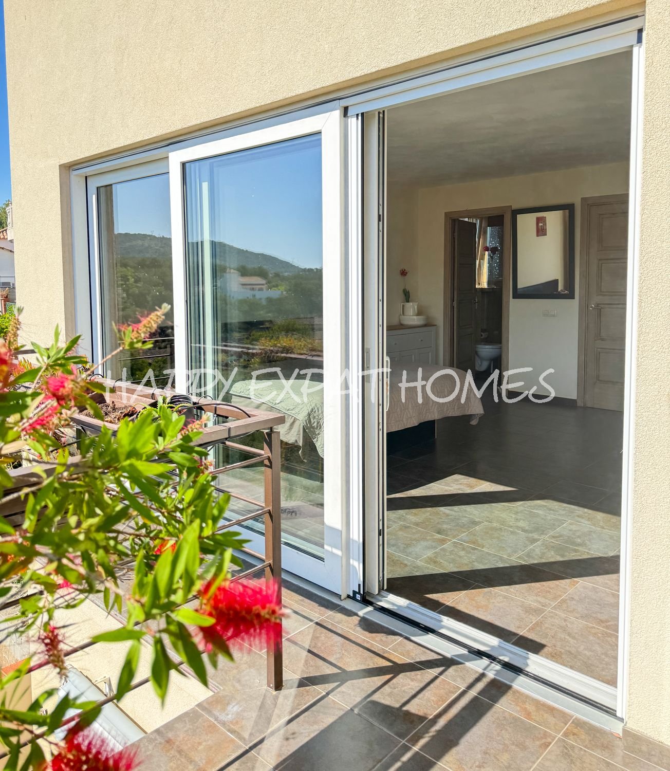 Geräumige Villa mit Gästeapartment und Pool in Olivella – CAN SURIA (Sitges Hills)
Dieses große Haus mit 475 m² befindet sich in der ruhigen Urbanisat