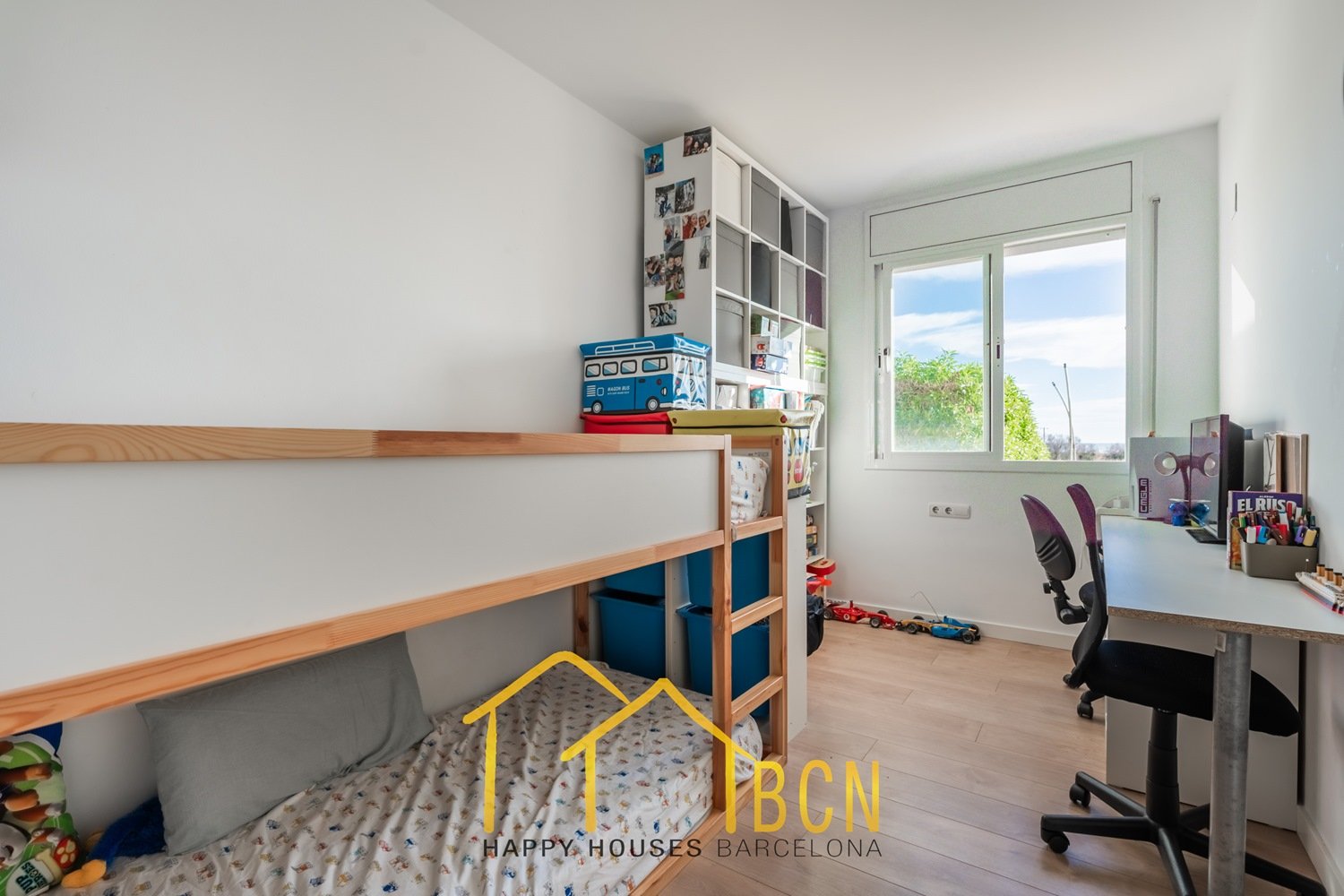 Einzigartige Erdgeschosswohnung in erster Linie mit Garten, Strandblick und Privatsphäre.
Diese Wohnung mit vier Schlafzimmern hat eine Fläche von 122