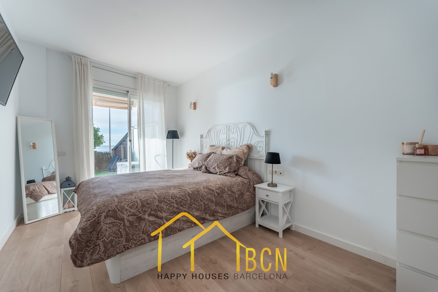 Einzigartige Erdgeschosswohnung in erster Linie mit Garten, Strandblick und Privatsphäre.
Diese Wohnung mit vier Schlafzimmern hat eine Fläche von 122