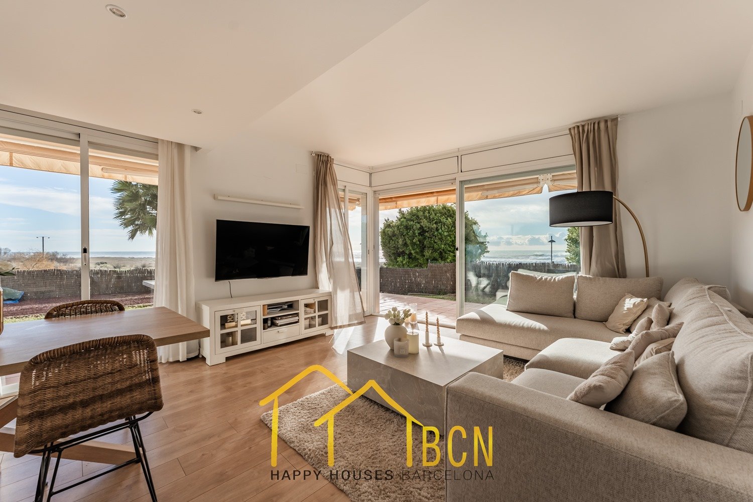 Einzigartige Erdgeschosswohnung in erster Linie mit Garten, Strandblick und Privatsphäre.
Diese Wohnung mit vier Schlafzimmern hat eine Fläche von 122