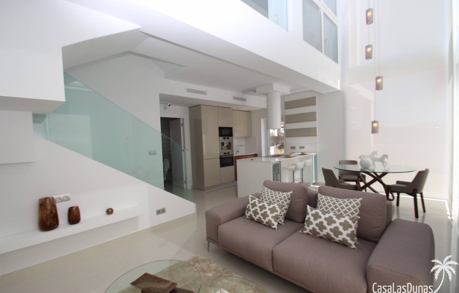  2 wunderschöne Villen mit privatem Pool auf einem Grundstück von nicht weniger als 440 m2. Für einen besonders schönen Effekt verfügt das Haus über e