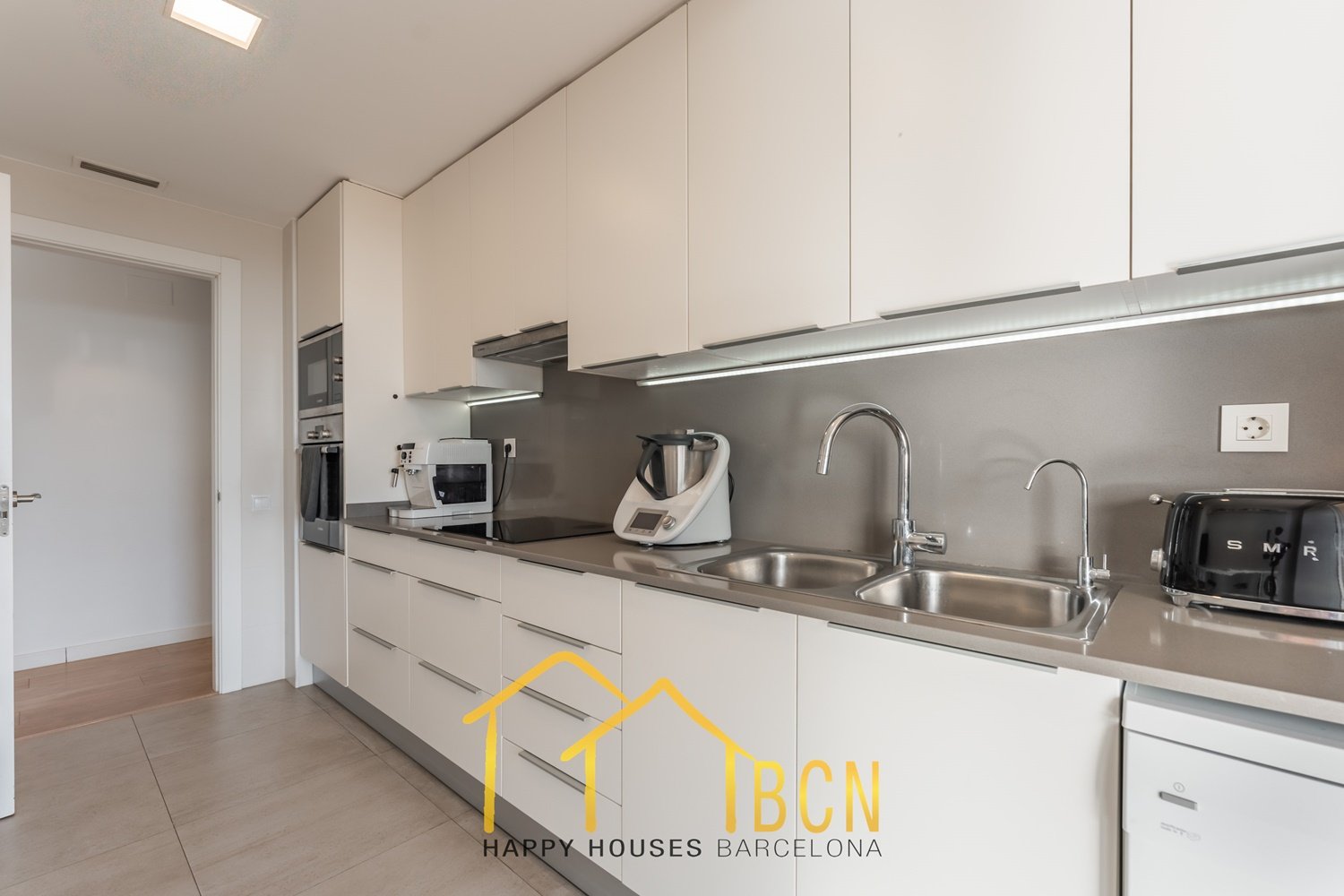 Einzigartige Erdgeschosswohnung in erster Linie mit Garten, Strandblick und Privatsphäre.
Diese Wohnung mit vier Schlafzimmern hat eine Fläche von 122