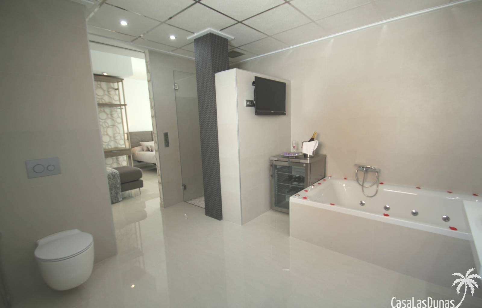  2 wunderschöne Villen mit privatem Pool auf einem Grundstück von nicht weniger als 440 m2. Für einen besonders schönen Effekt verfügt das Haus über e