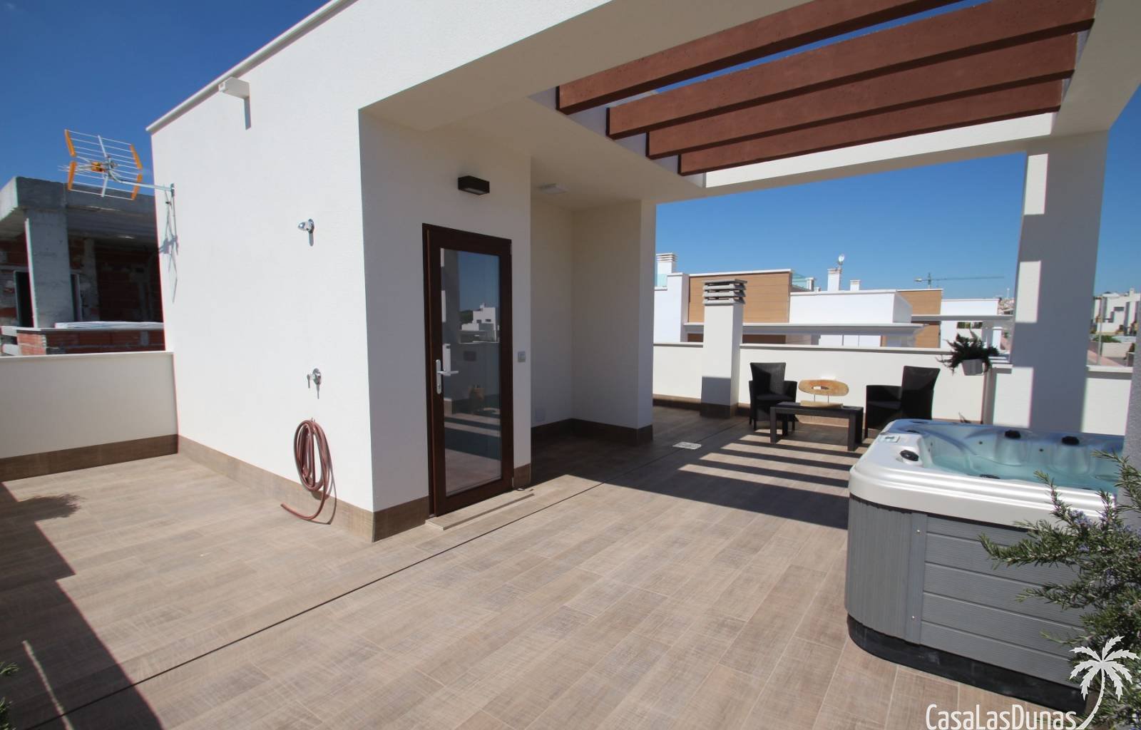  2 wunderschöne Villen mit privatem Pool auf einem Grundstück von nicht weniger als 440 m2. Für einen besonders schönen Effekt verfügt das Haus über e