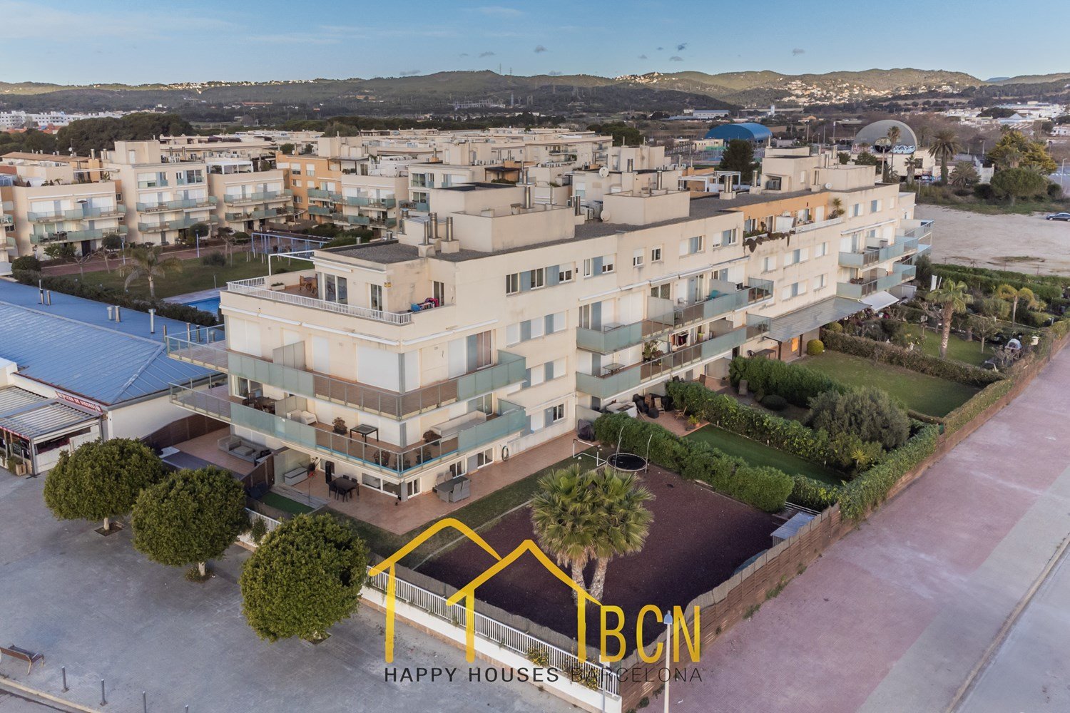 Einzigartige Erdgeschosswohnung in erster Linie mit Garten, Strandblick und Privatsphäre.
Diese Wohnung mit vier Schlafzimmern hat eine Fläche von 122