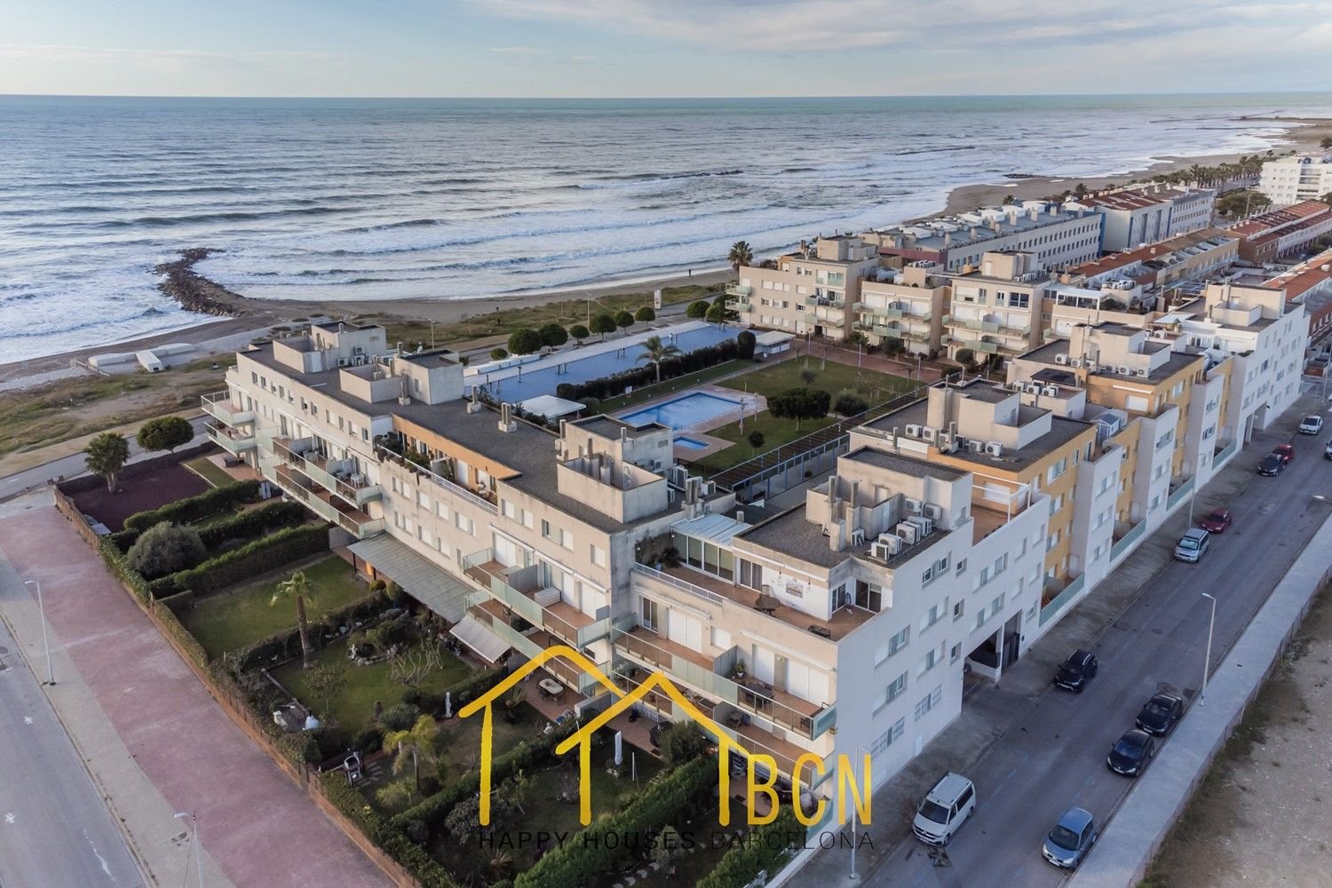 Einzigartige Erdgeschosswohnung in erster Linie mit Garten, Strandblick und Privatsphäre.
Diese Wohnung mit vier Schlafzimmern hat eine Fläche von 122