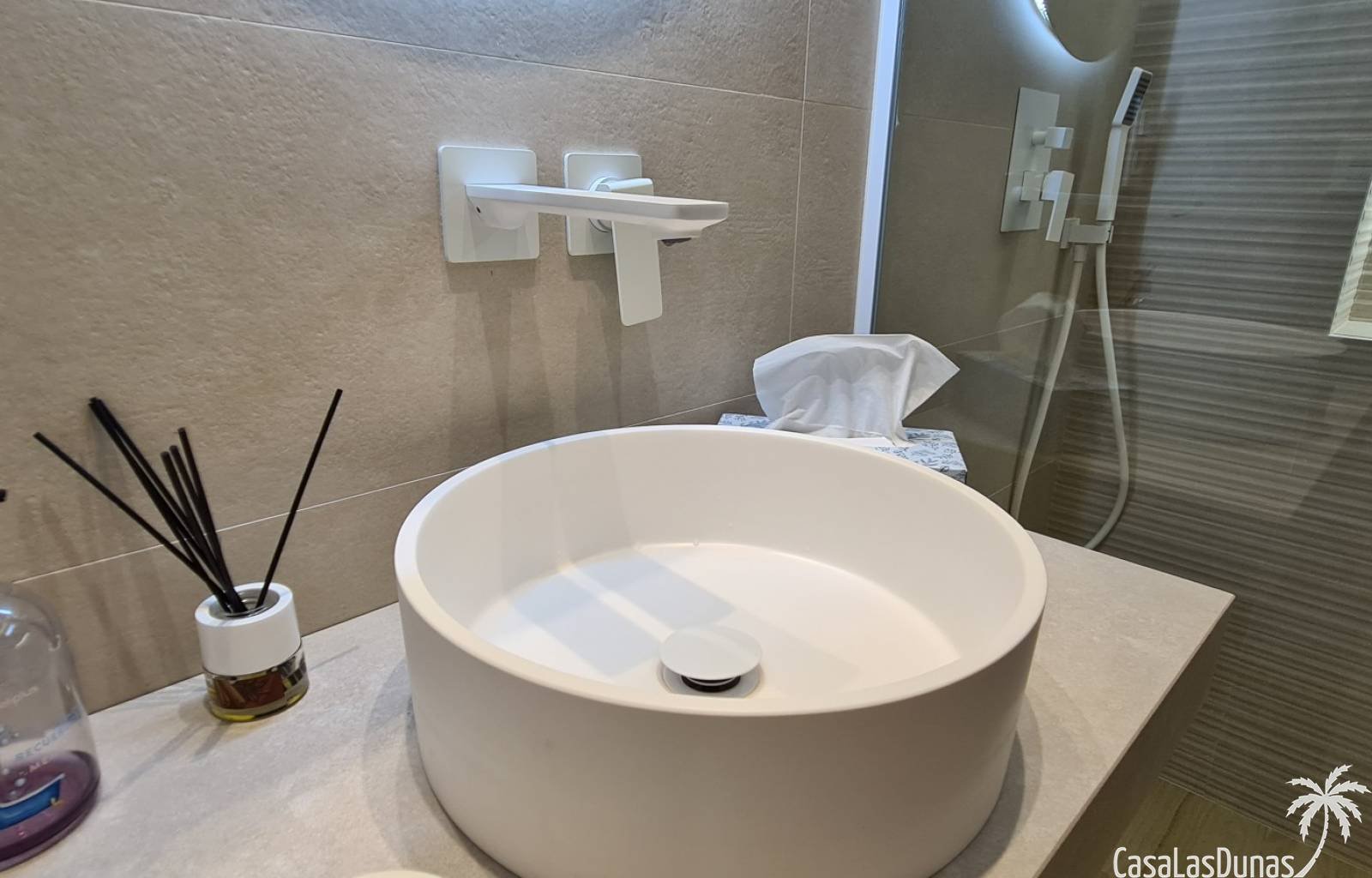 Diese prächtige private Wohnanlage, bestehend aus 114 Apartments mit 2 oder 3 Schlafzimmern (diese Seite gilt für die 3-Zimmer-Version), ist minimali