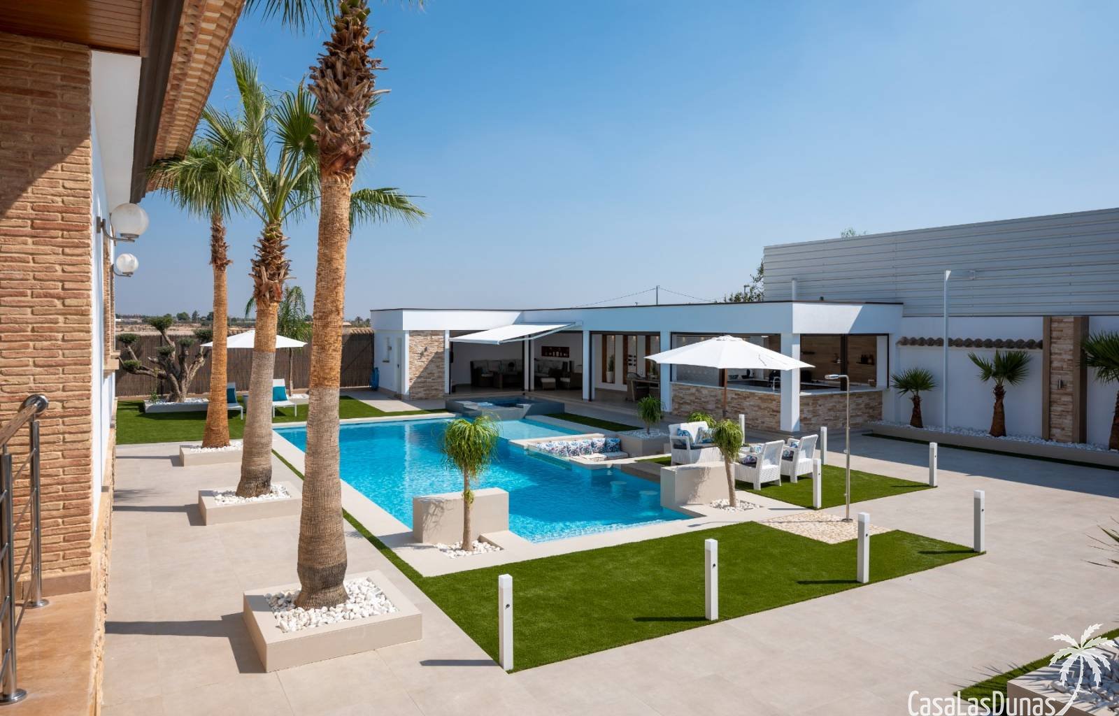  Suchen Sie Ruhe und gleichzeitig alle Annehmlichkeiten, um ein luxuriöses Leben zu führen? Dann ist diese Luxusvilla das Haus, von dem Sie schon imme