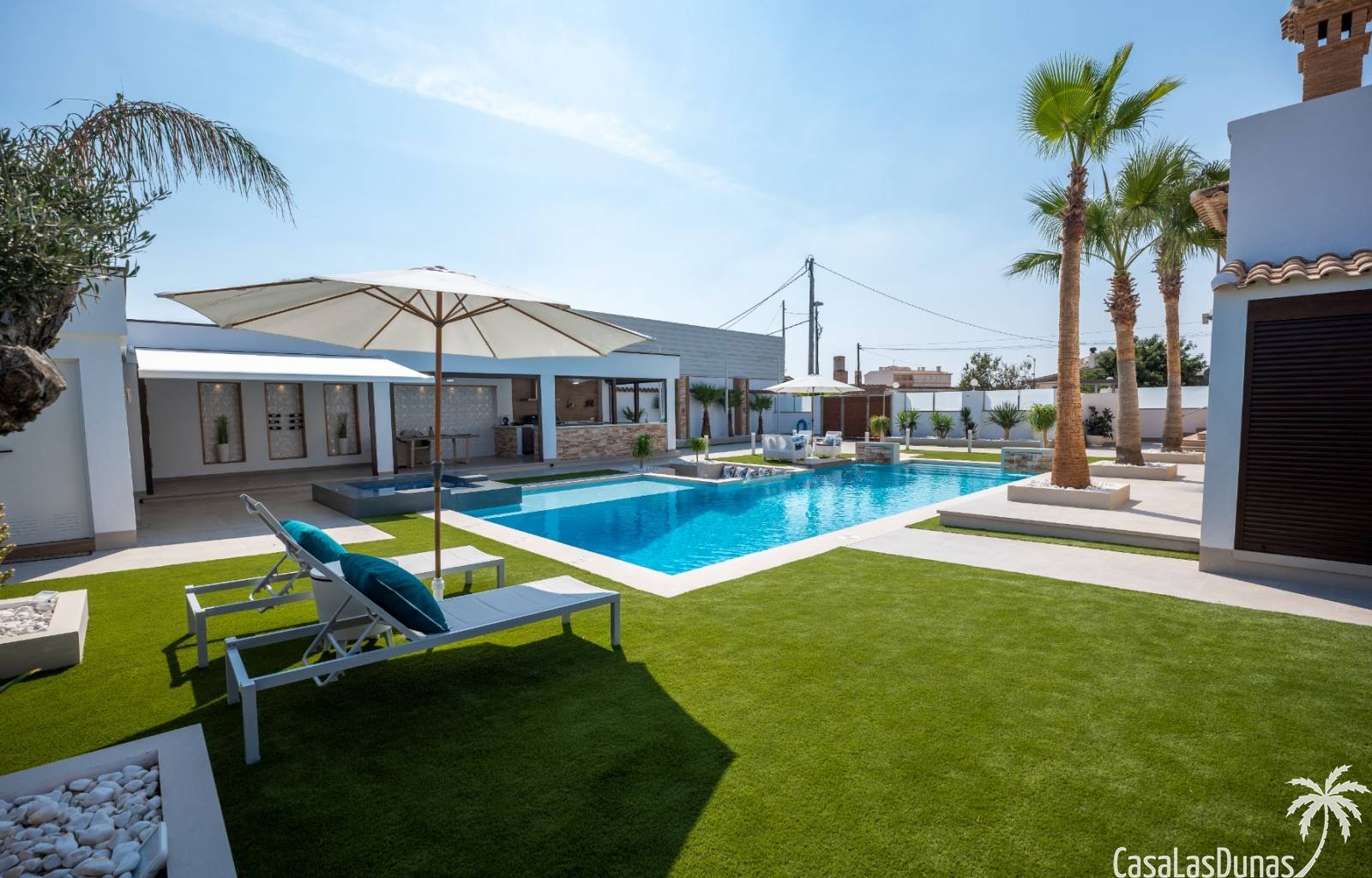  Suchen Sie Ruhe und gleichzeitig alle Annehmlichkeiten, um ein luxuriöses Leben zu führen? Dann ist diese Luxusvilla das Haus, von dem Sie schon imme