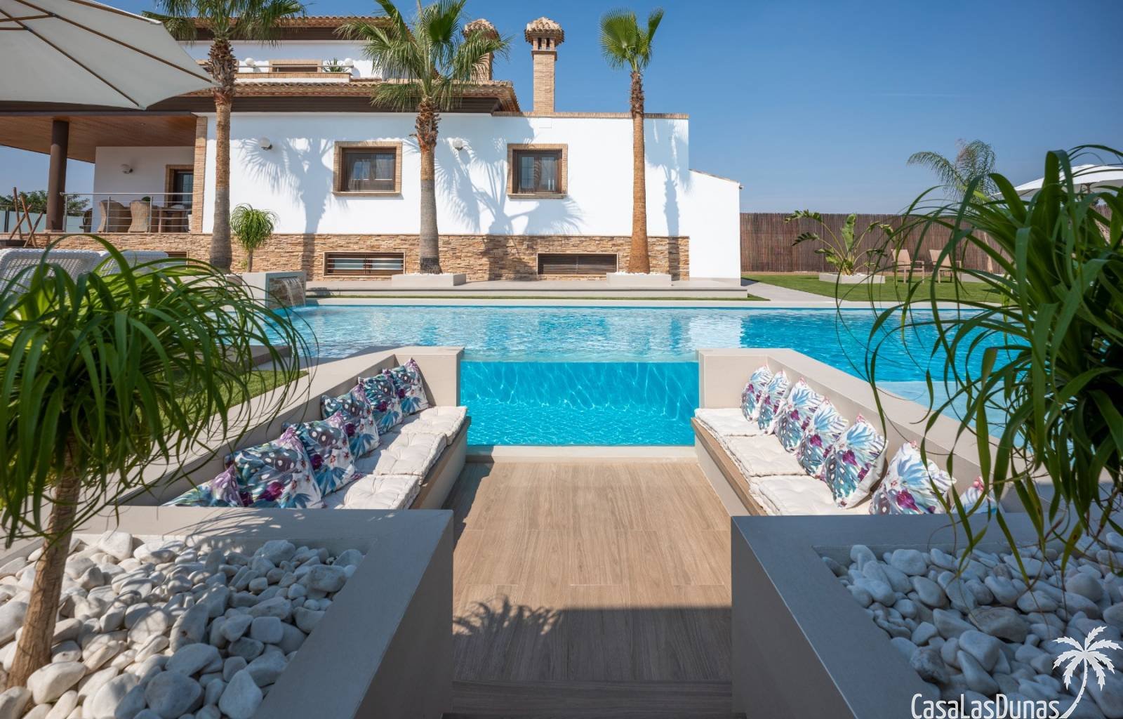  Suchen Sie Ruhe und gleichzeitig alle Annehmlichkeiten, um ein luxuriöses Leben zu führen? Dann ist diese Luxusvilla das Haus, von dem Sie schon imme