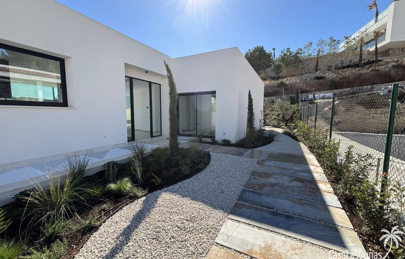  Drei wunderschöne Villen entstehen in bester Lage im luxuriösen Viertel Mimosa Community. Die Villen sind ca. 158 m2 groß und verfügen über 3 Schlafz