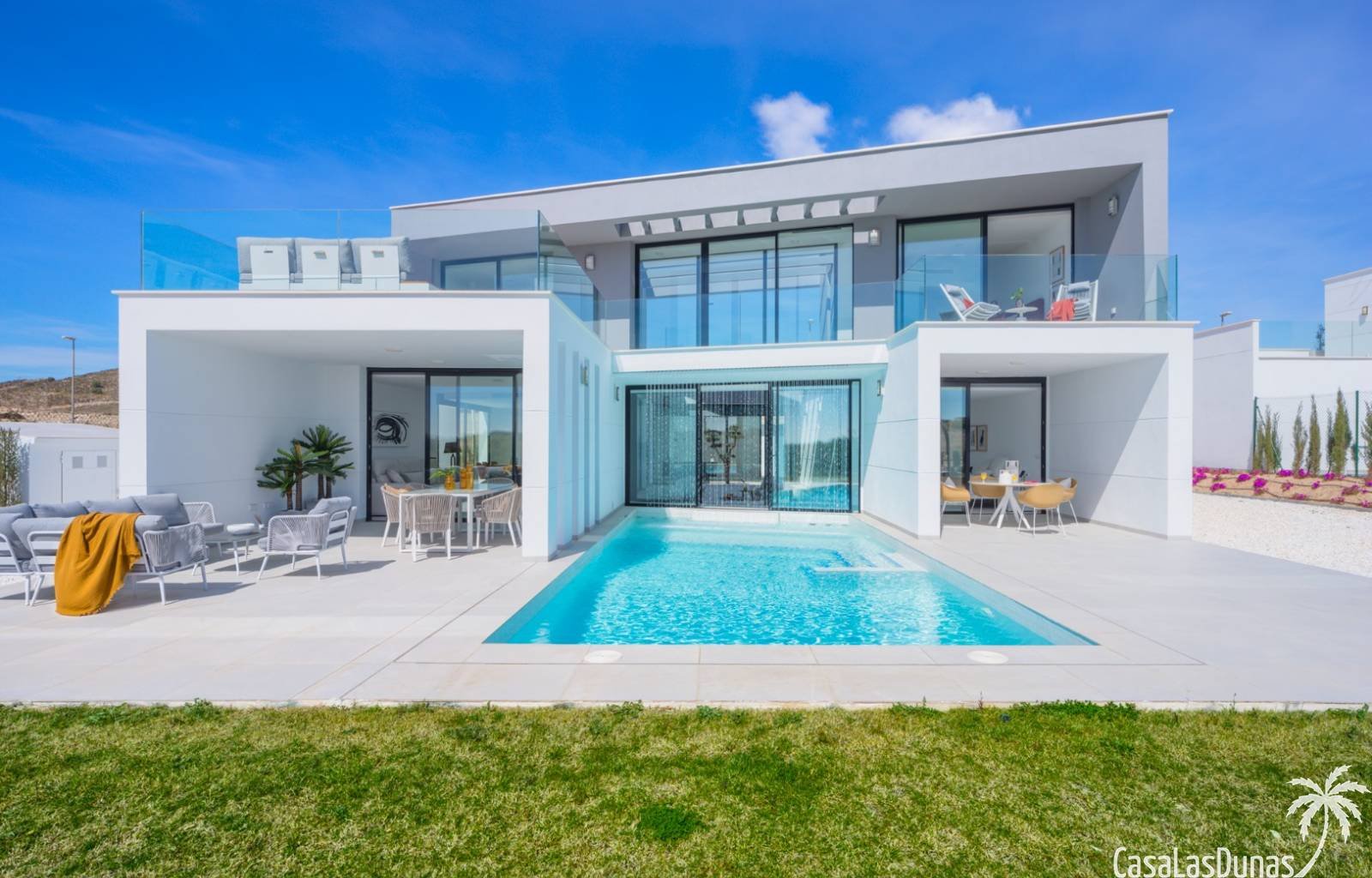 Dieses besondere Modell zeichnet sich durch die einzigartige Lage des Swimmingpools und das enorme Platzangebot, das diese Villa bietet, aus. Das rep