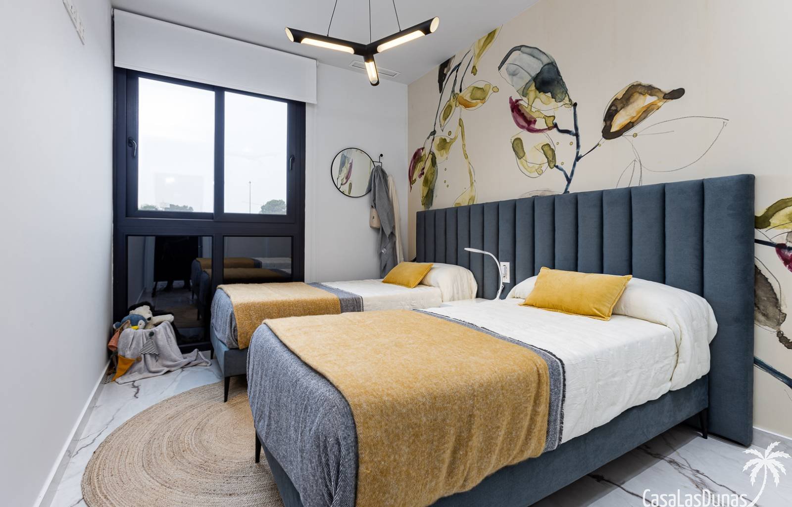 Diese schöne Wohnanlage besteht aus einem modernen Gebäude mit 31 Häusern mit 2 Schlafzimmern, 2 Bädern und großen Terrassen von 20 m², Tiefgarage, w