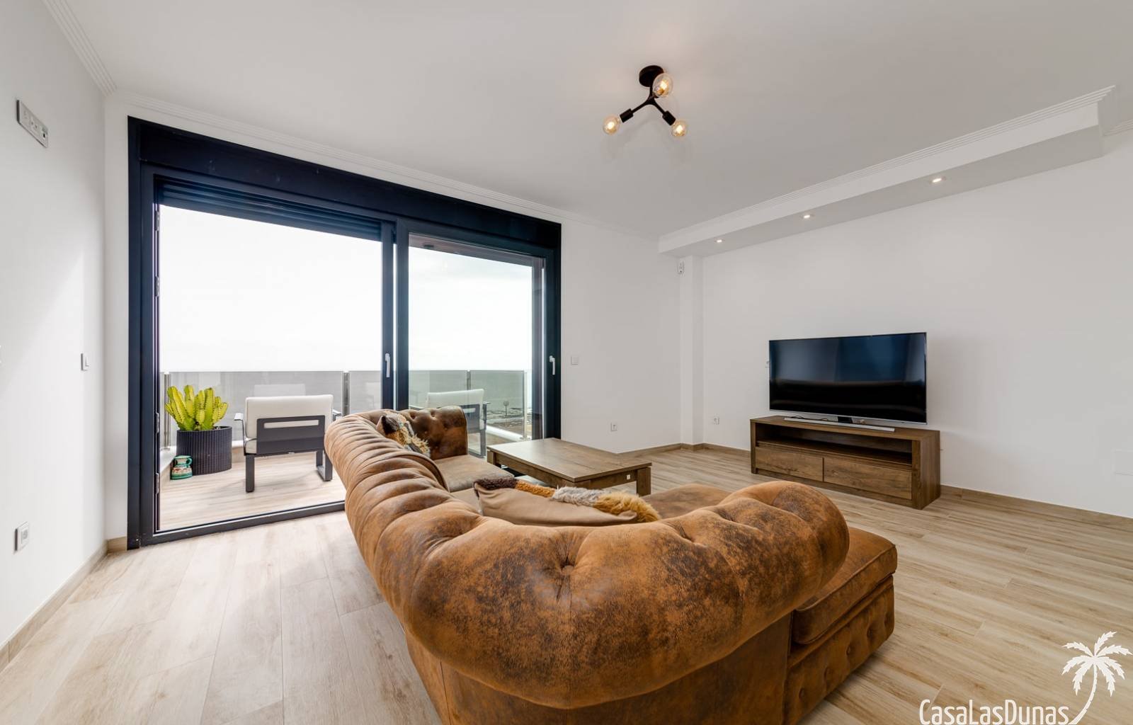  Im sonnigen Torrevieja gibt es eine einzigartige Villa mit Meerblick. Die Villa wurde komplett renoviert und verfügt sowohl innen als auch außen über