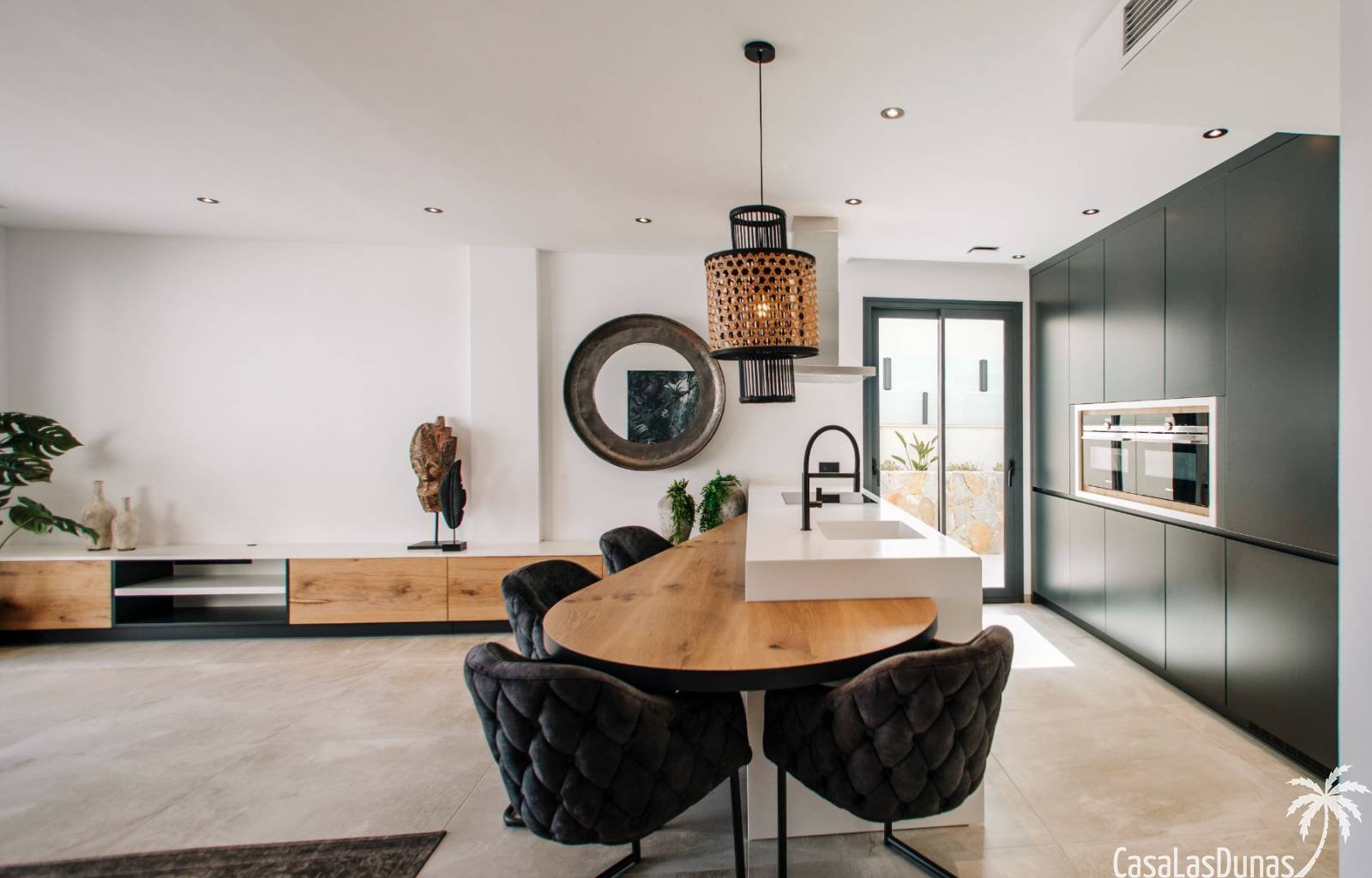  Sie suchen ein großes Haus mit privatem Pool, möchten aber in einer geschlossenen Wohnanlage wohnen? Suchen Sie also nicht weiter: Dieses Projekt ist