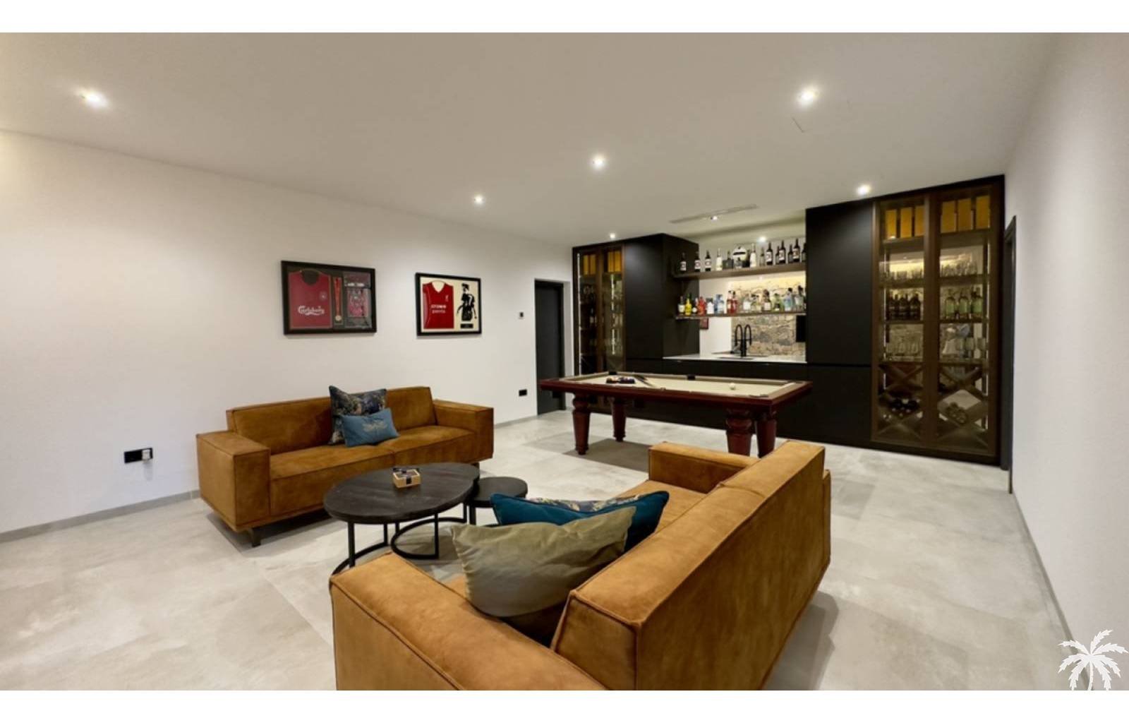  Sie suchen ein großes Haus mit privatem Pool, möchten aber in einer geschlossenen Wohnanlage wohnen? Suchen Sie also nicht weiter: Dieses Projekt ist