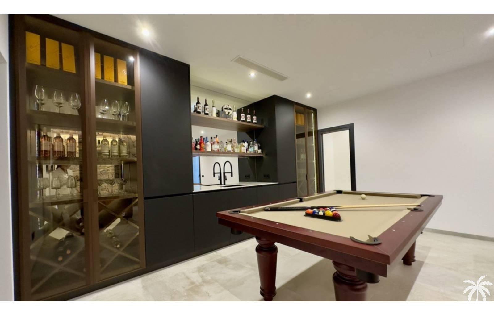  Sie suchen ein großes Haus mit privatem Pool, möchten aber in einer geschlossenen Wohnanlage wohnen? Suchen Sie also nicht weiter: Dieses Projekt ist