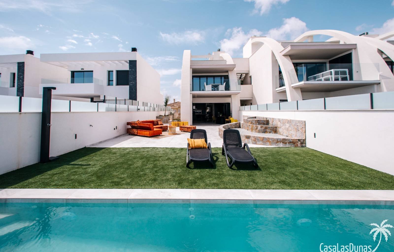  Sie suchen ein großes Haus mit privatem Pool, möchten aber in einer geschlossenen Wohnanlage wohnen? Suchen Sie also nicht weiter: Dieses Projekt ist