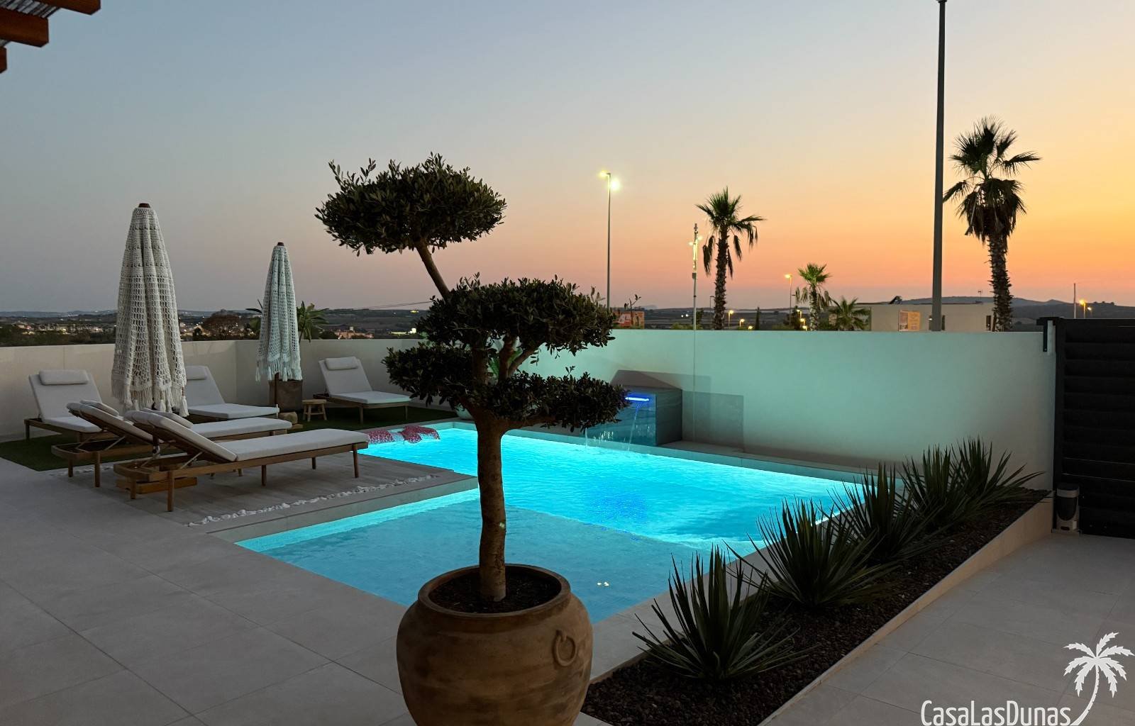  Die Villa Bella Sol ist ein idyllisches Urlaubsziel im charmanten Benijófar an der Costa Blanca, Spanien. Diese 2024 erbaute Luxusvilla verbindet Ruh