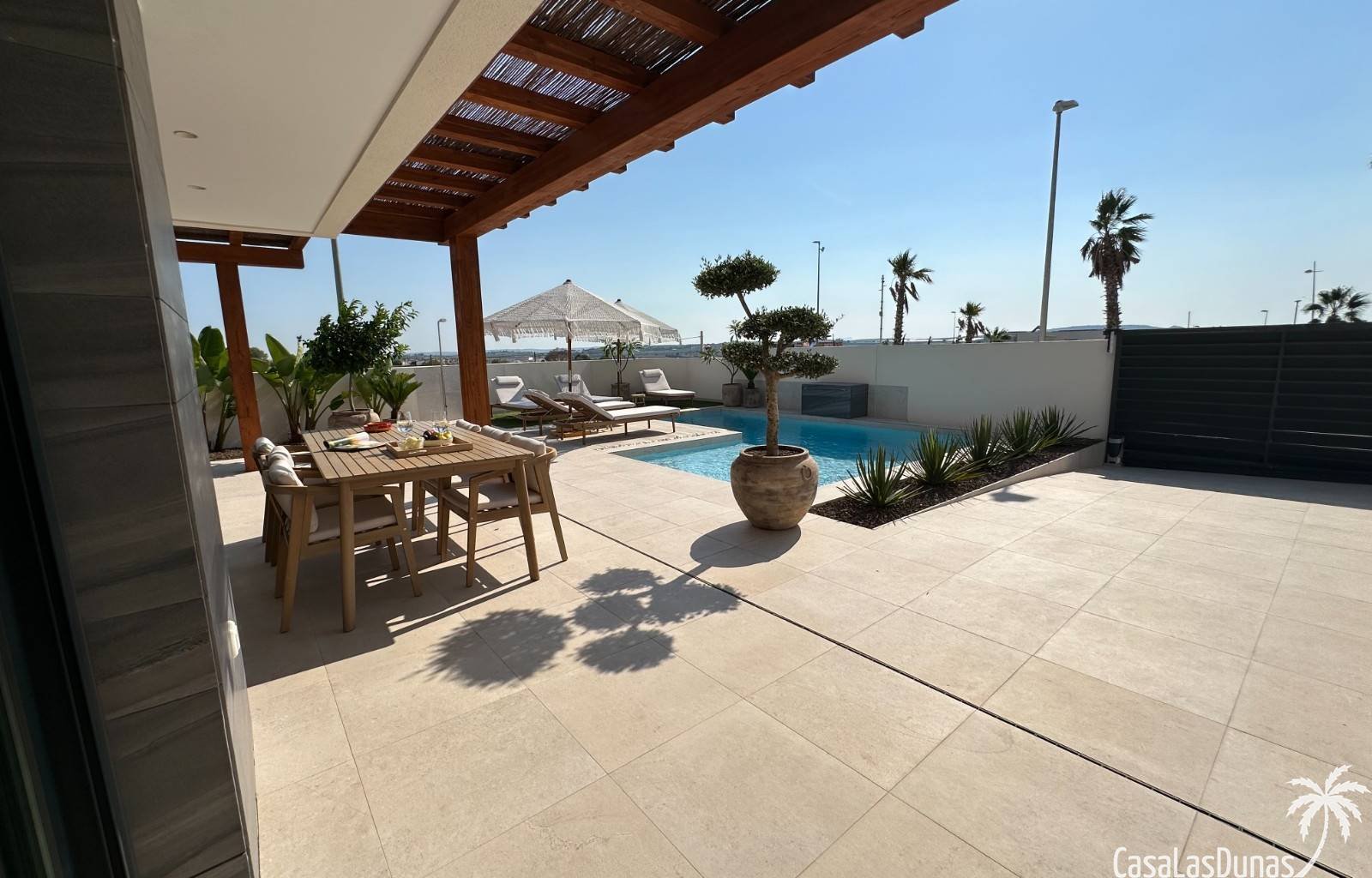  Die Villa Bella Sol ist ein idyllisches Urlaubsziel im charmanten Benijófar an der Costa Blanca, Spanien. Diese 2024 erbaute Luxusvilla verbindet Ruh