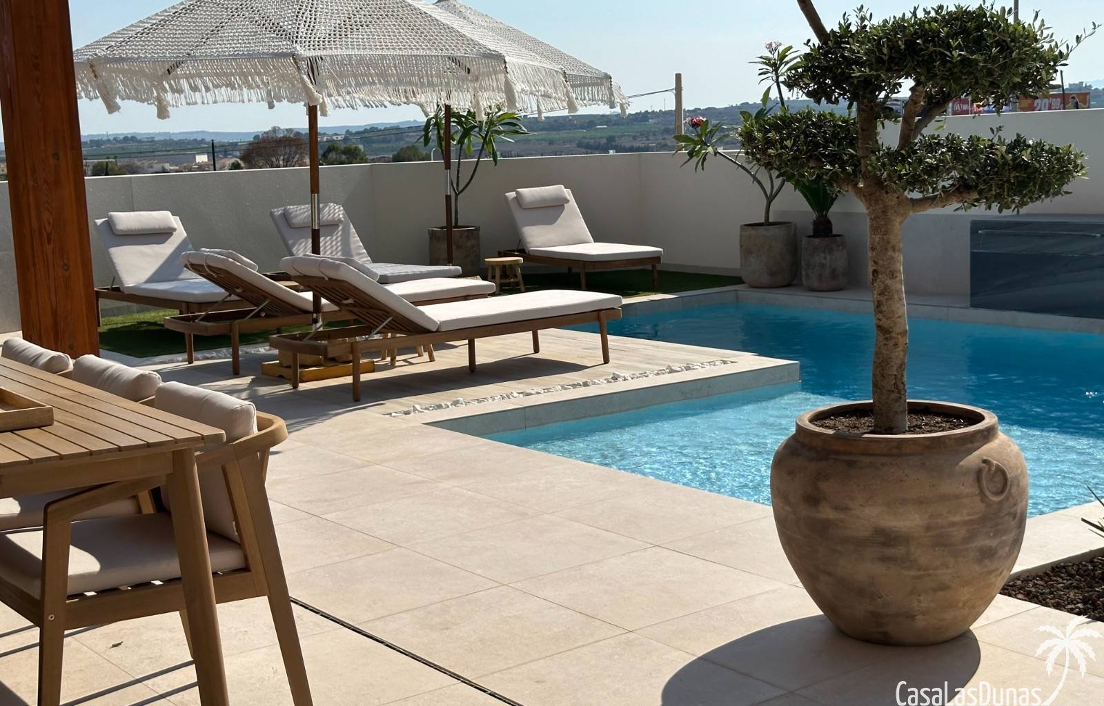  Die Villa Bella Sol ist ein idyllisches Urlaubsziel im charmanten Benijófar an der Costa Blanca, Spanien. Diese 2024 erbaute Luxusvilla verbindet Ruh