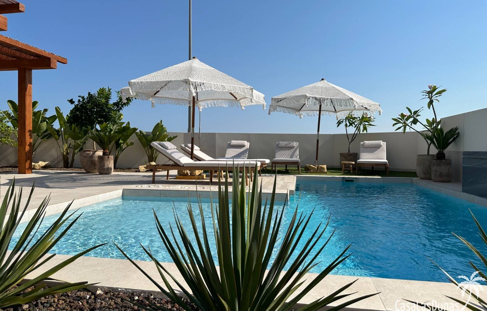  Die Villa Bella Sol ist ein idyllisches Urlaubsziel im charmanten Benijófar an der Costa Blanca, Spanien. Diese 2024 erbaute Luxusvilla verbindet Ruh