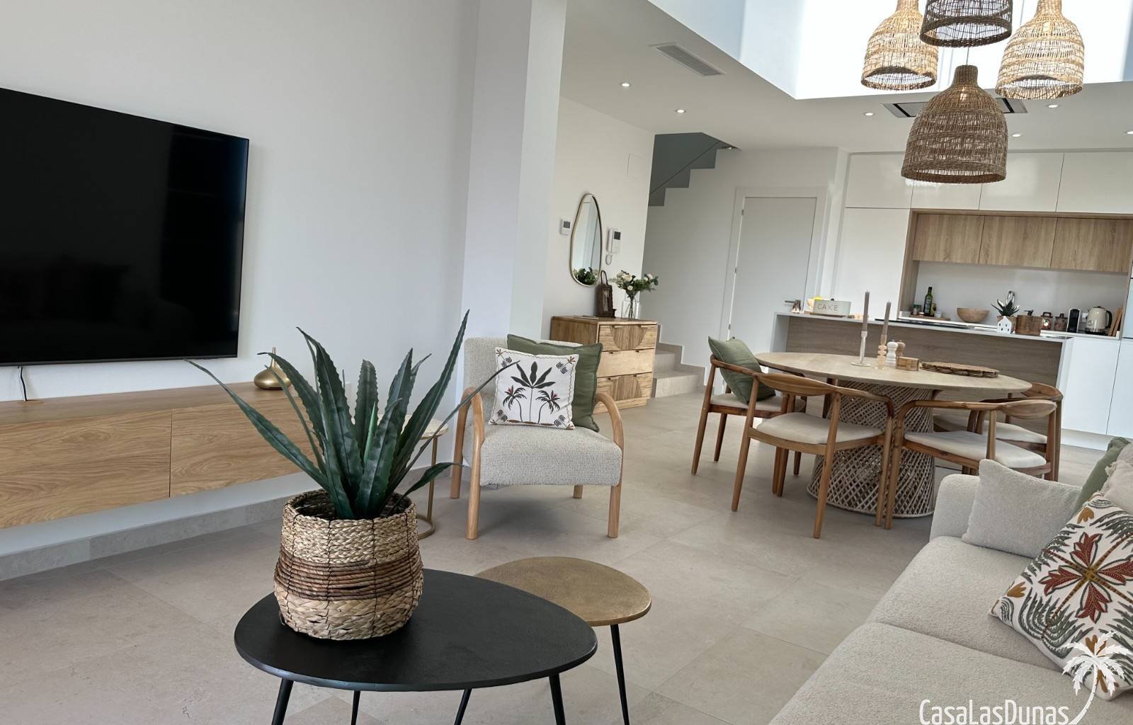  Die Villa Bella Sol ist ein idyllisches Urlaubsziel im charmanten Benijófar an der Costa Blanca, Spanien. Diese 2024 erbaute Luxusvilla verbindet Ruh