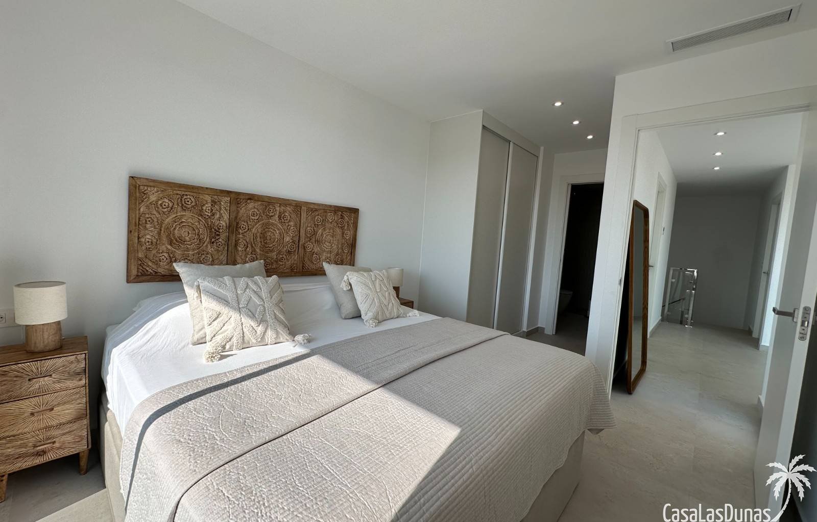  Die Villa Bella Sol ist ein idyllisches Urlaubsziel im charmanten Benijófar an der Costa Blanca, Spanien. Diese 2024 erbaute Luxusvilla verbindet Ruh