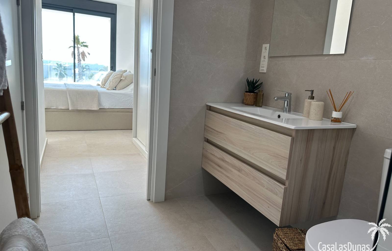  Die Villa Bella Sol ist ein idyllisches Urlaubsziel im charmanten Benijófar an der Costa Blanca, Spanien. Diese 2024 erbaute Luxusvilla verbindet Ruh