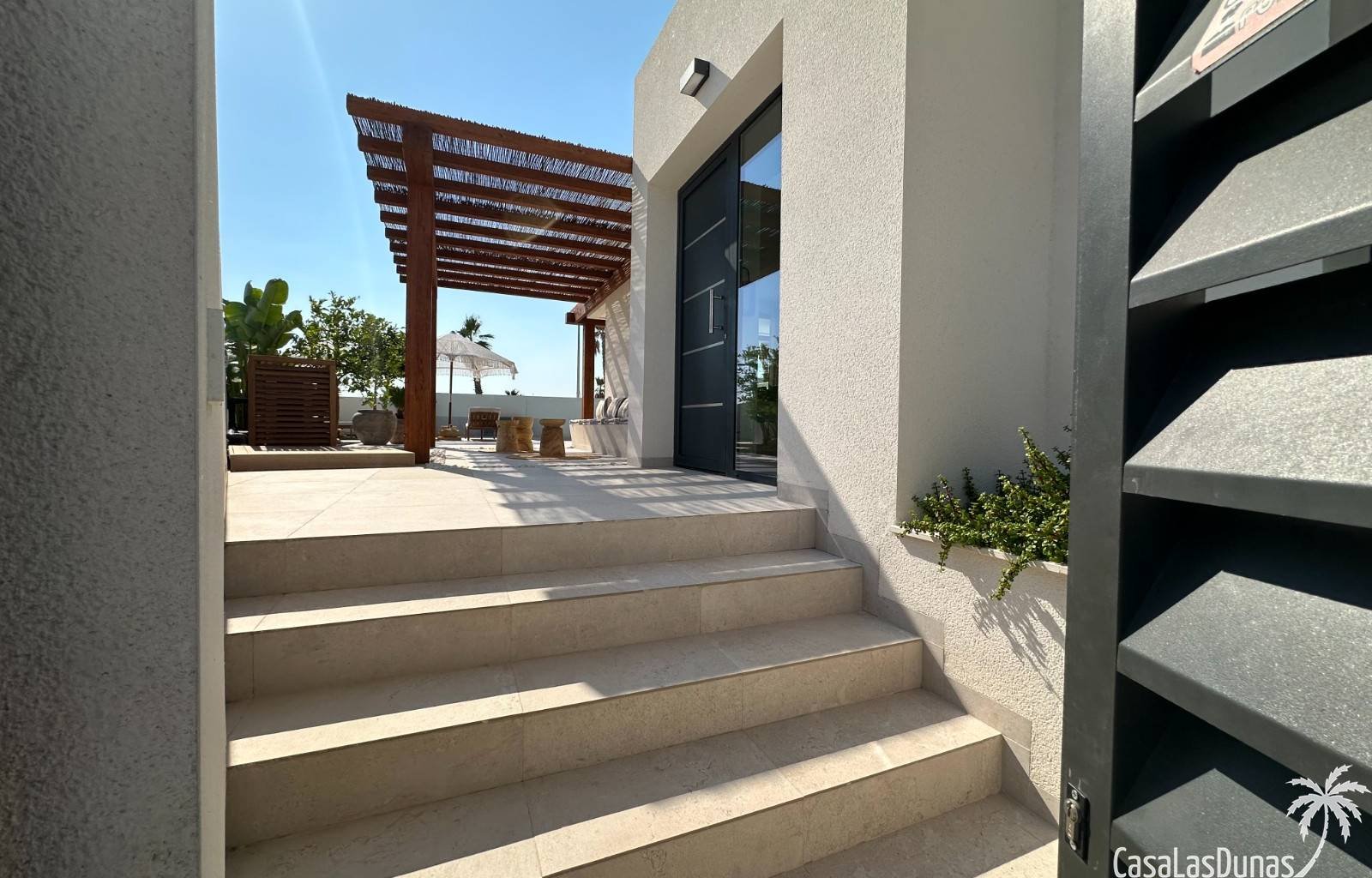  Die Villa Bella Sol ist ein idyllisches Urlaubsziel im charmanten Benijófar an der Costa Blanca, Spanien. Diese 2024 erbaute Luxusvilla verbindet Ruh