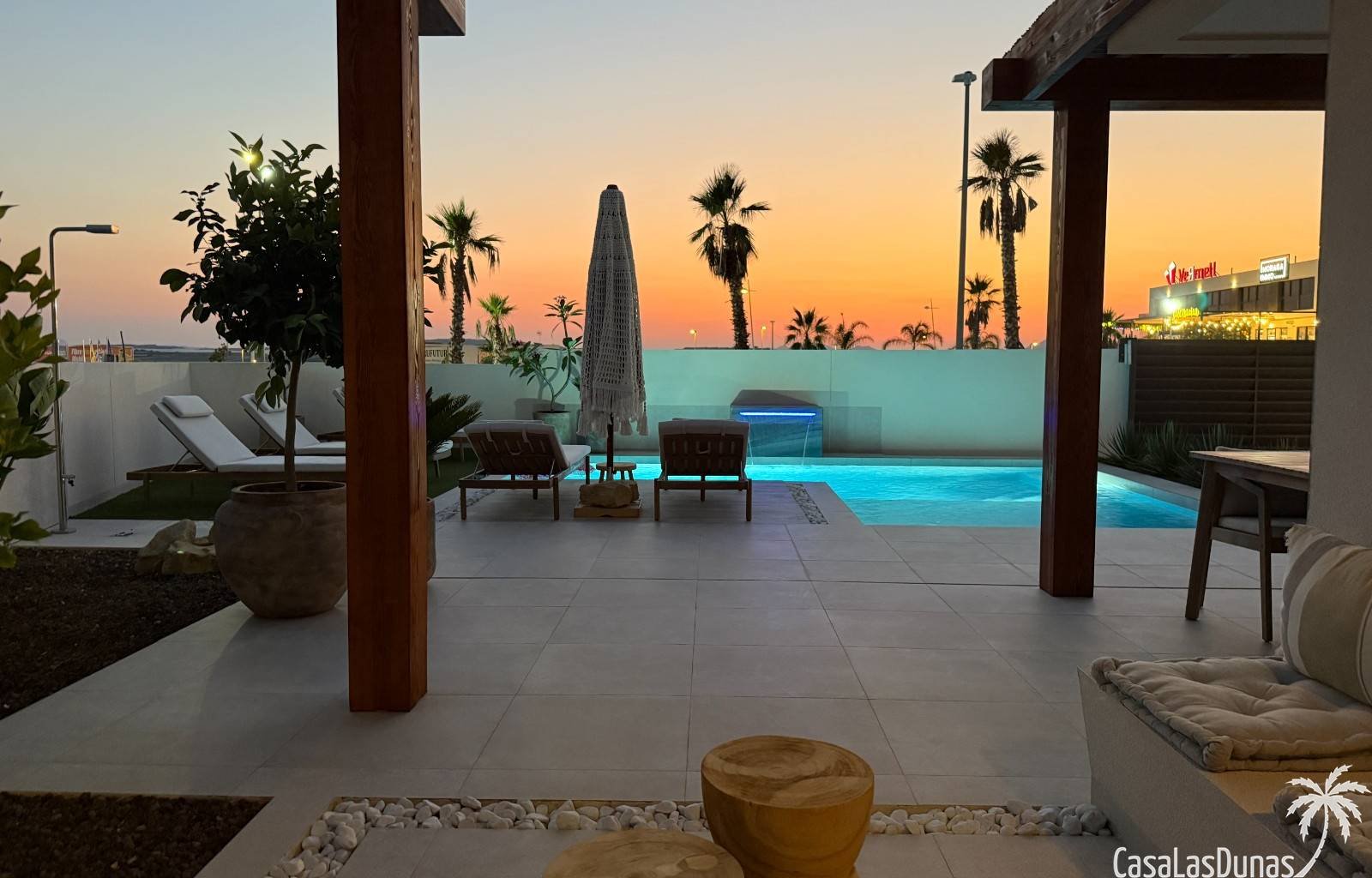  Die Villa Bella Sol ist ein idyllisches Urlaubsziel im charmanten Benijófar an der Costa Blanca, Spanien. Diese 2024 erbaute Luxusvilla verbindet Ruh