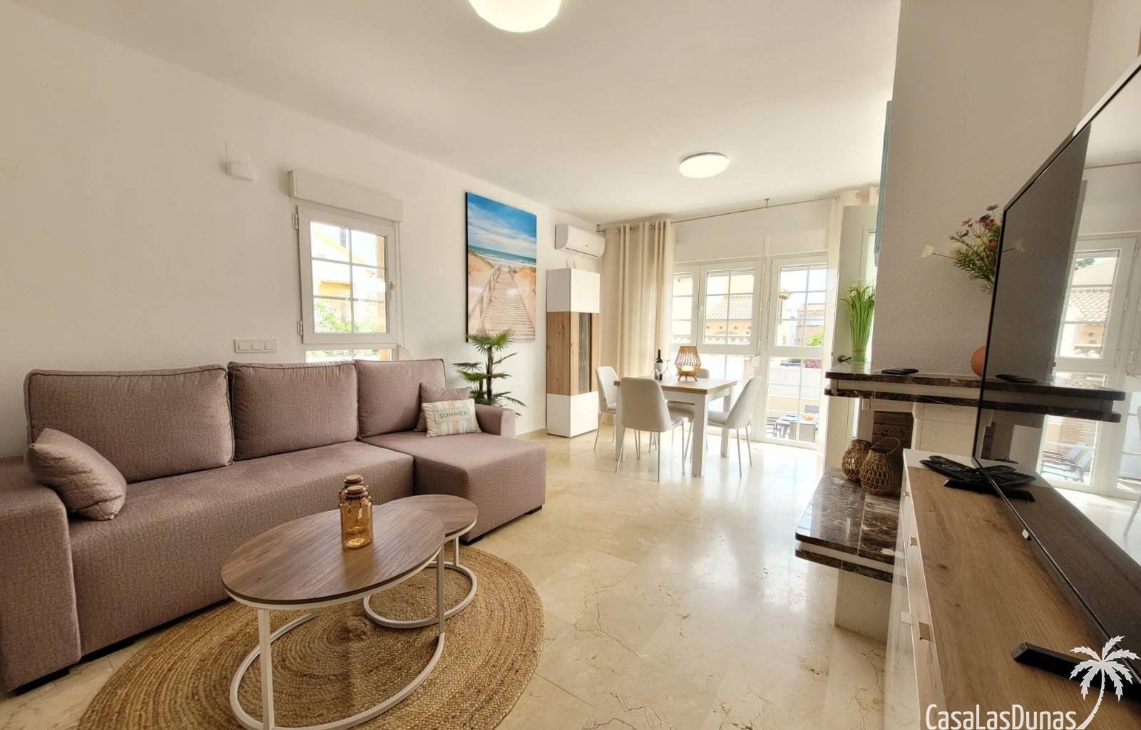  In dieser prächtigen, freistehenden Villa erwartet Sie eine Oase der Ruhe, nur wenige Schritte von allen Annehmlichkeiten entfernt! Stellen Sie sich 