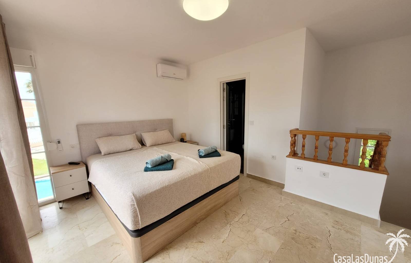  In dieser prächtigen, freistehenden Villa erwartet Sie eine Oase der Ruhe, nur wenige Schritte von allen Annehmlichkeiten entfernt! Stellen Sie sich 