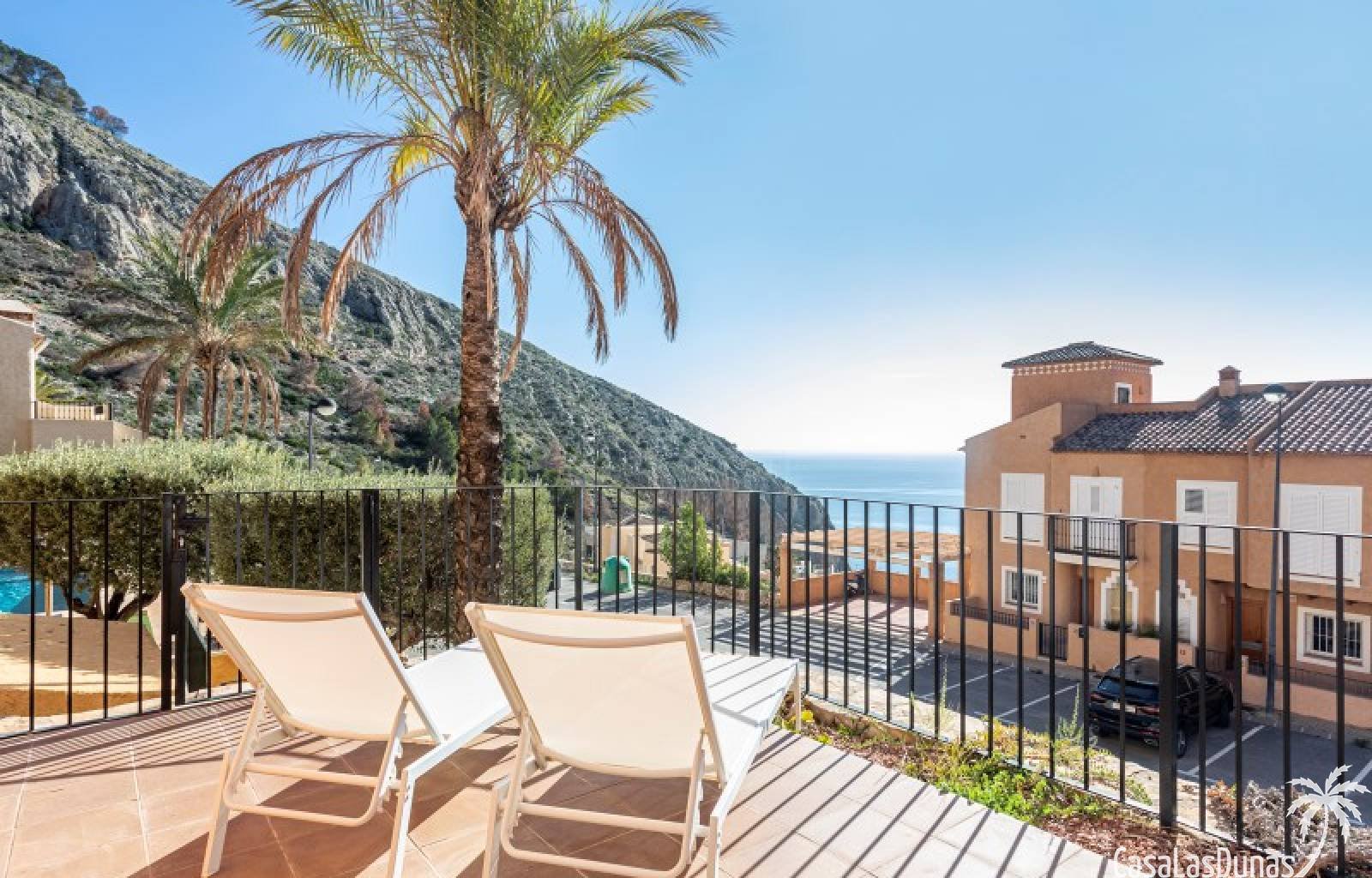 Gemütliches Reihenhaus mit traumhafter Aussicht!
Dieses gepflegte Haus mit 250m² bebauter Fläche verteilt sich auf zwei Ebenen und bietet eine perfek