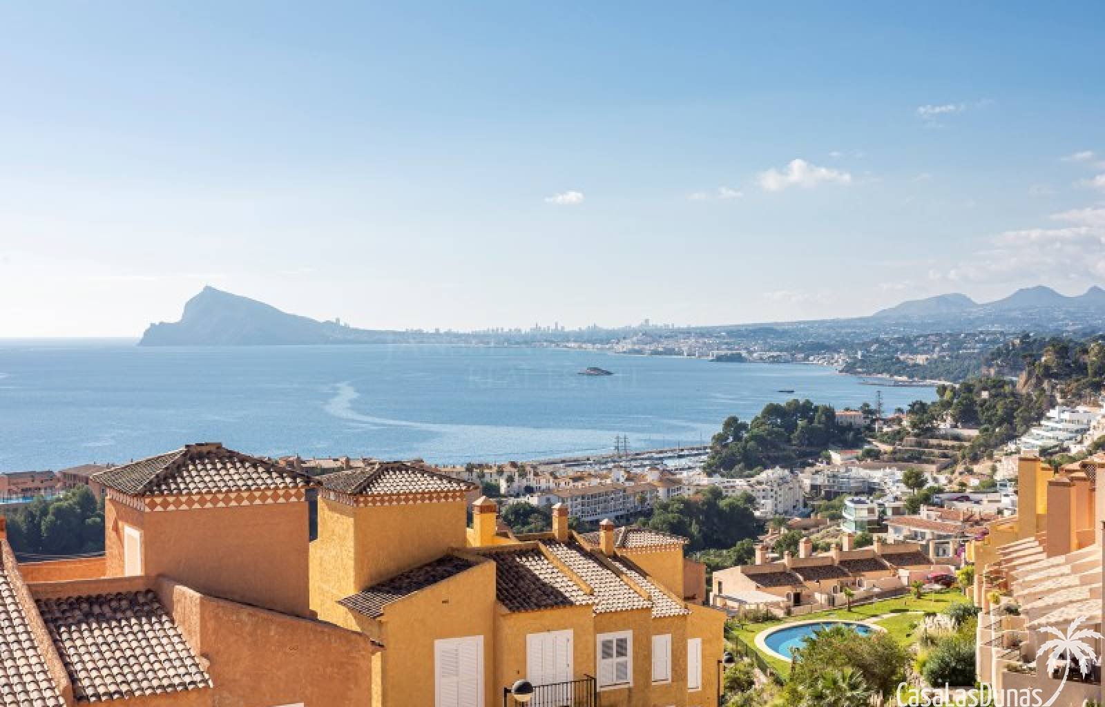 Gemütliches Reihenhaus mit traumhafter Aussicht!
Dieses gepflegte Haus mit 250m² bebauter Fläche verteilt sich auf zwei Ebenen und bietet eine perfek